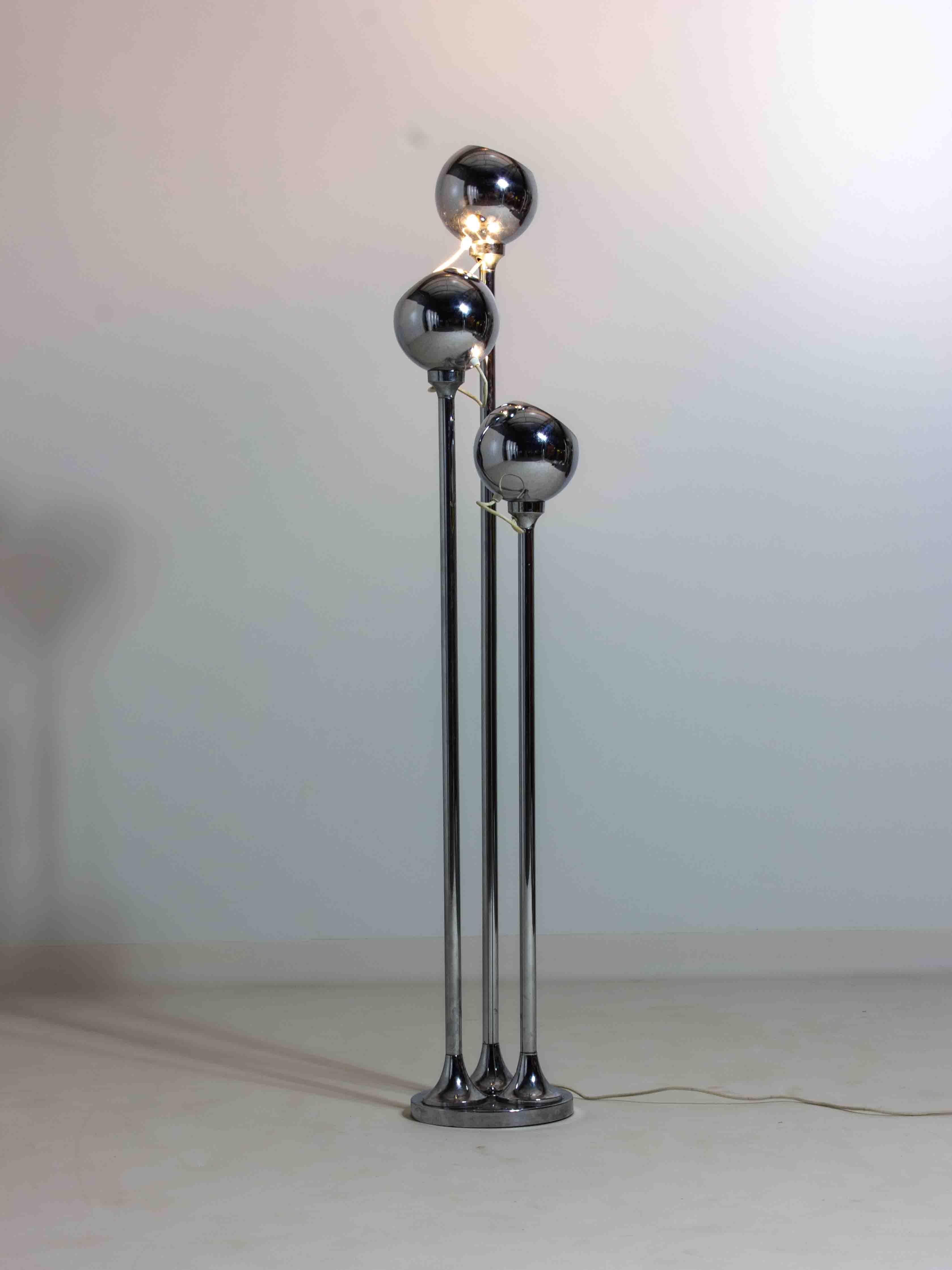 Chrome floor lamp with adjustable metal ball-shaped lights, Italy 1970s For Sale 3