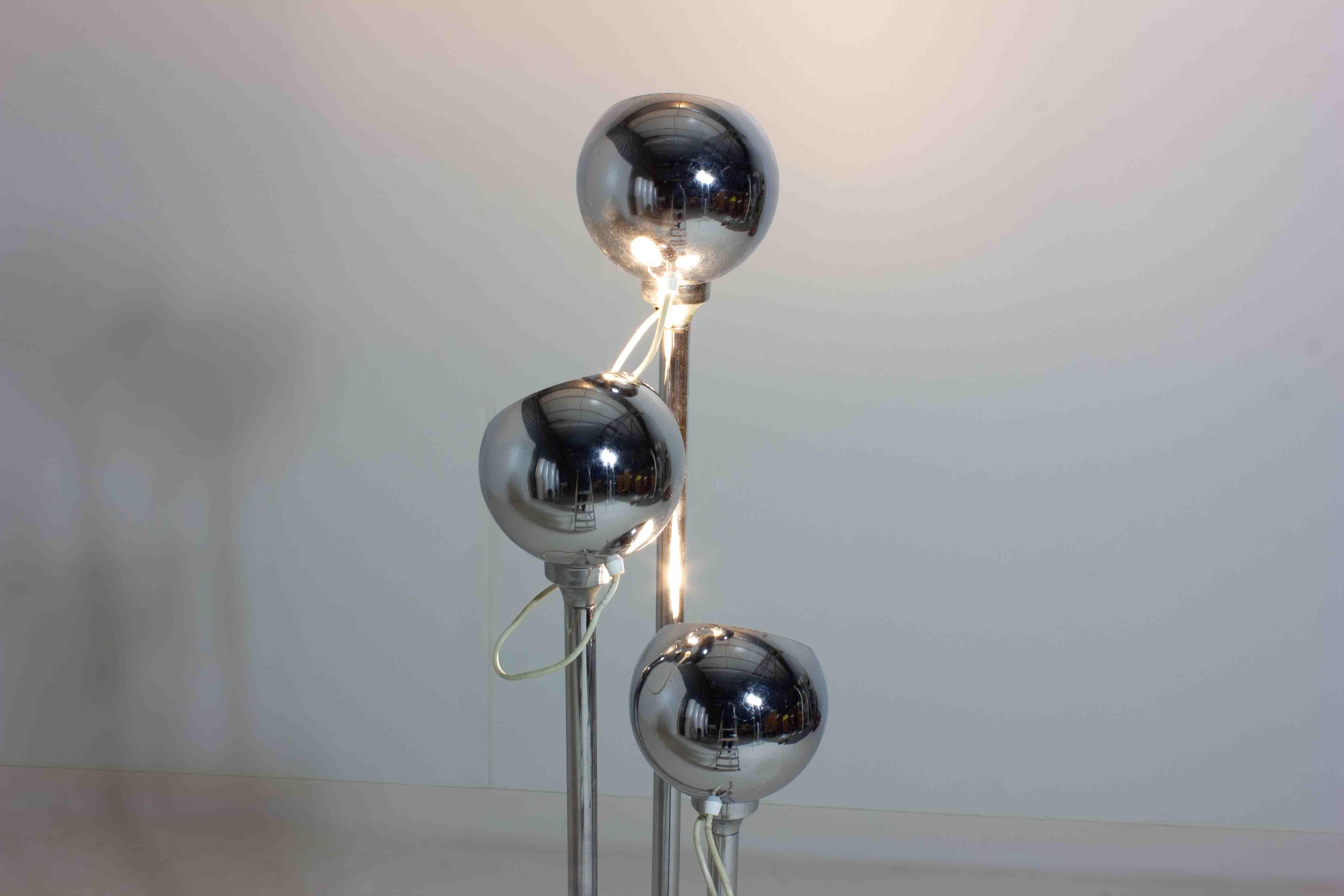 Chrome floor lamp with adjustable metal ball-shaped lights, Italy 1970s For Sale 4