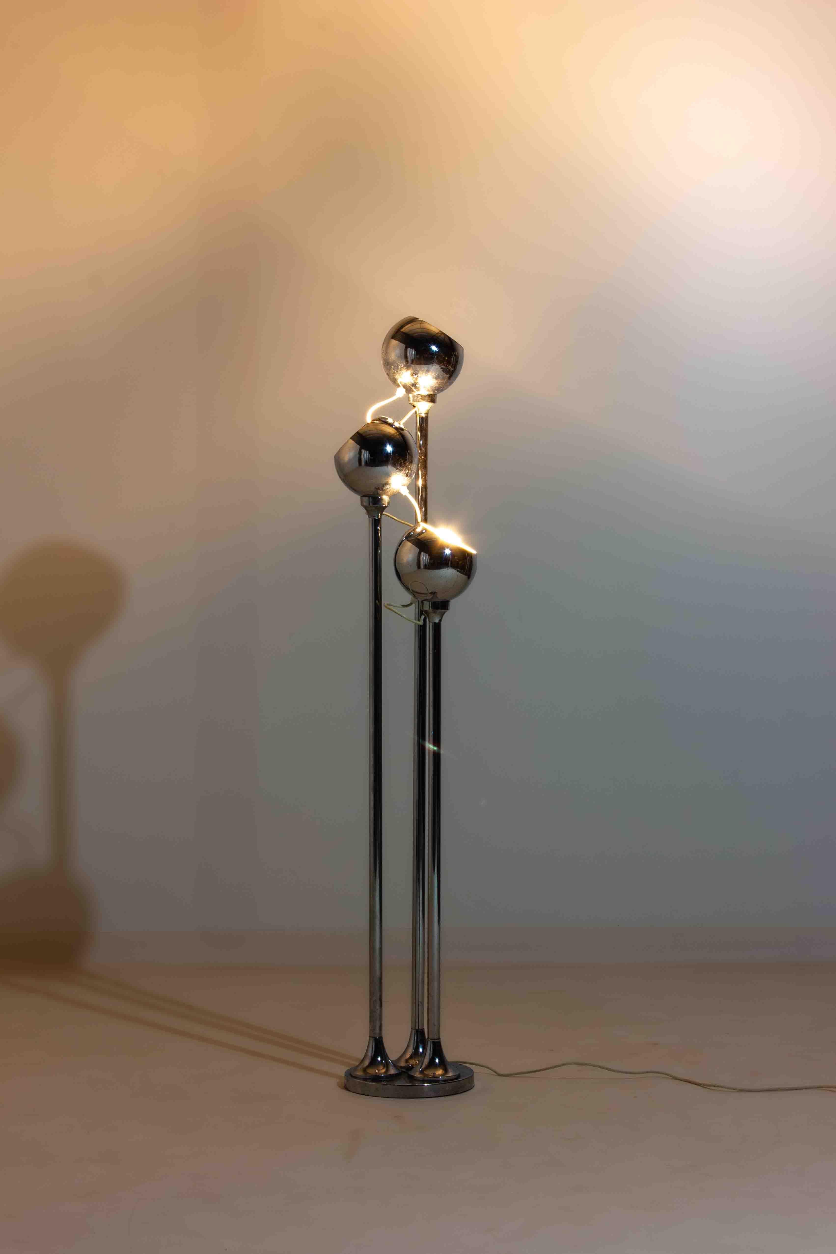 Italian Chrome floor lamp with adjustable metal ball-shaped lights, Italy 1970s For Sale