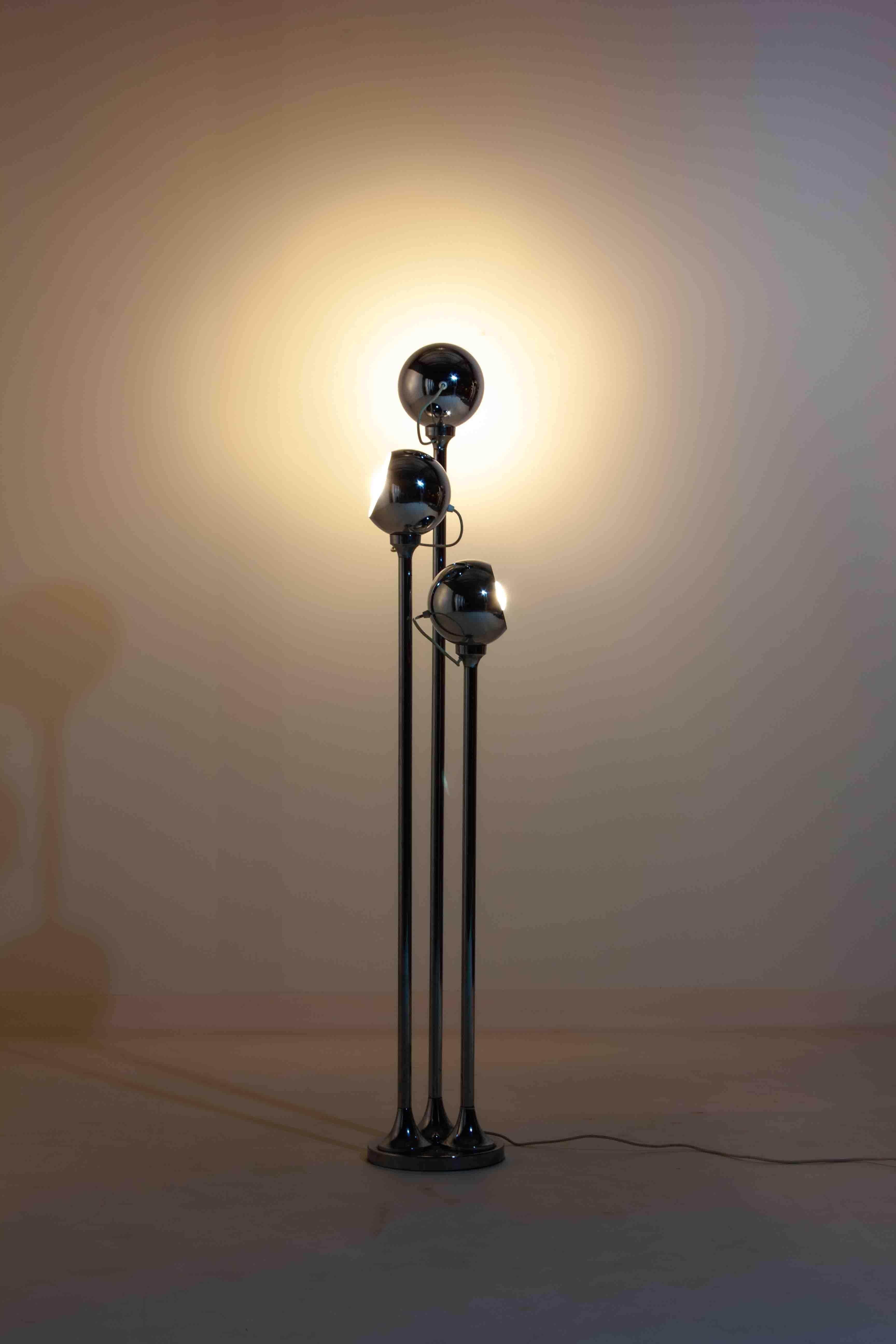 Chrome floor lamp with adjustable metal ball-shaped lights, Italy 1970s In Good Condition For Sale In Antwerpen, VAN