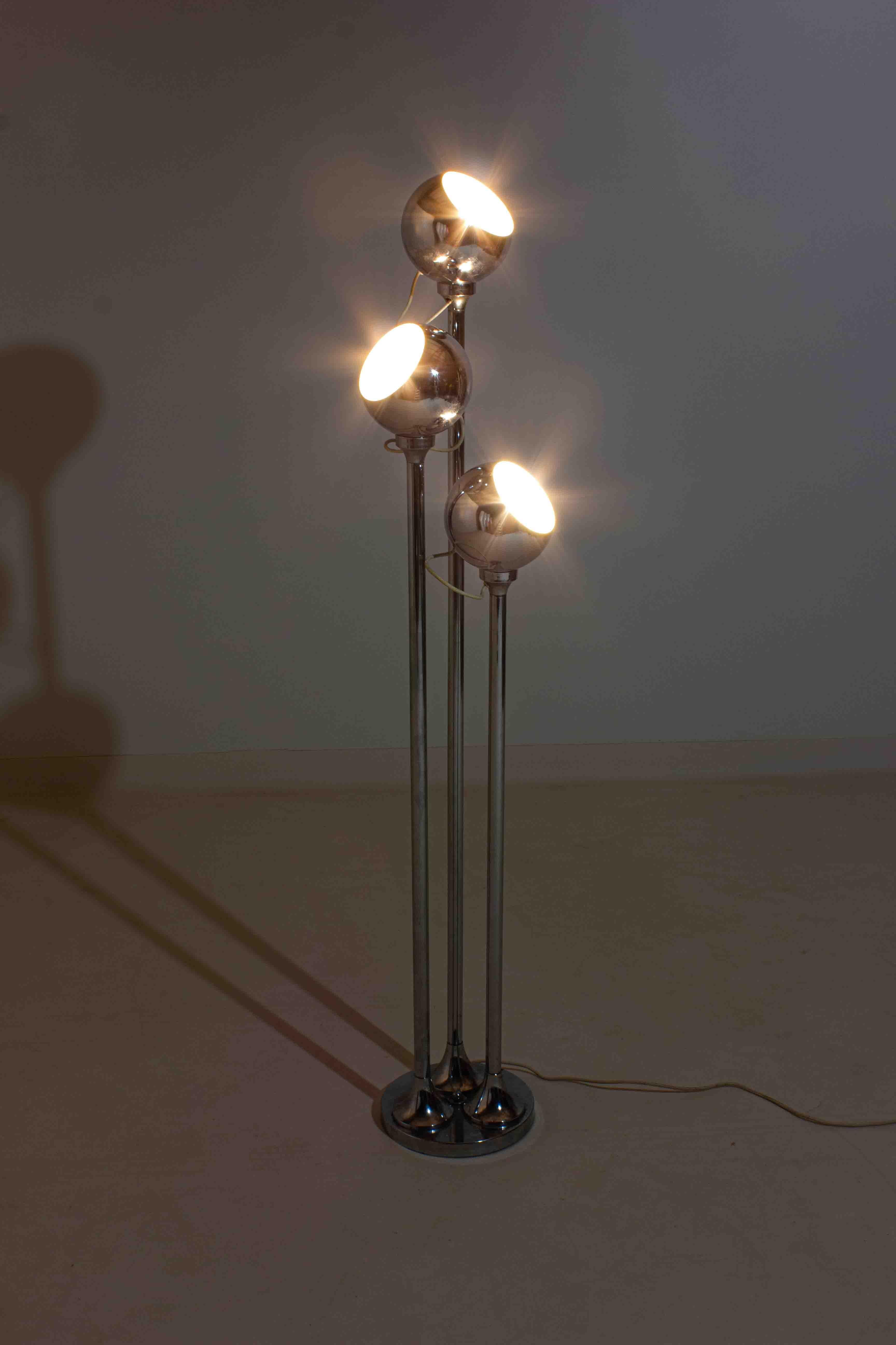 Metal Chrome floor lamp with adjustable metal ball-shaped lights, Italy 1970s For Sale