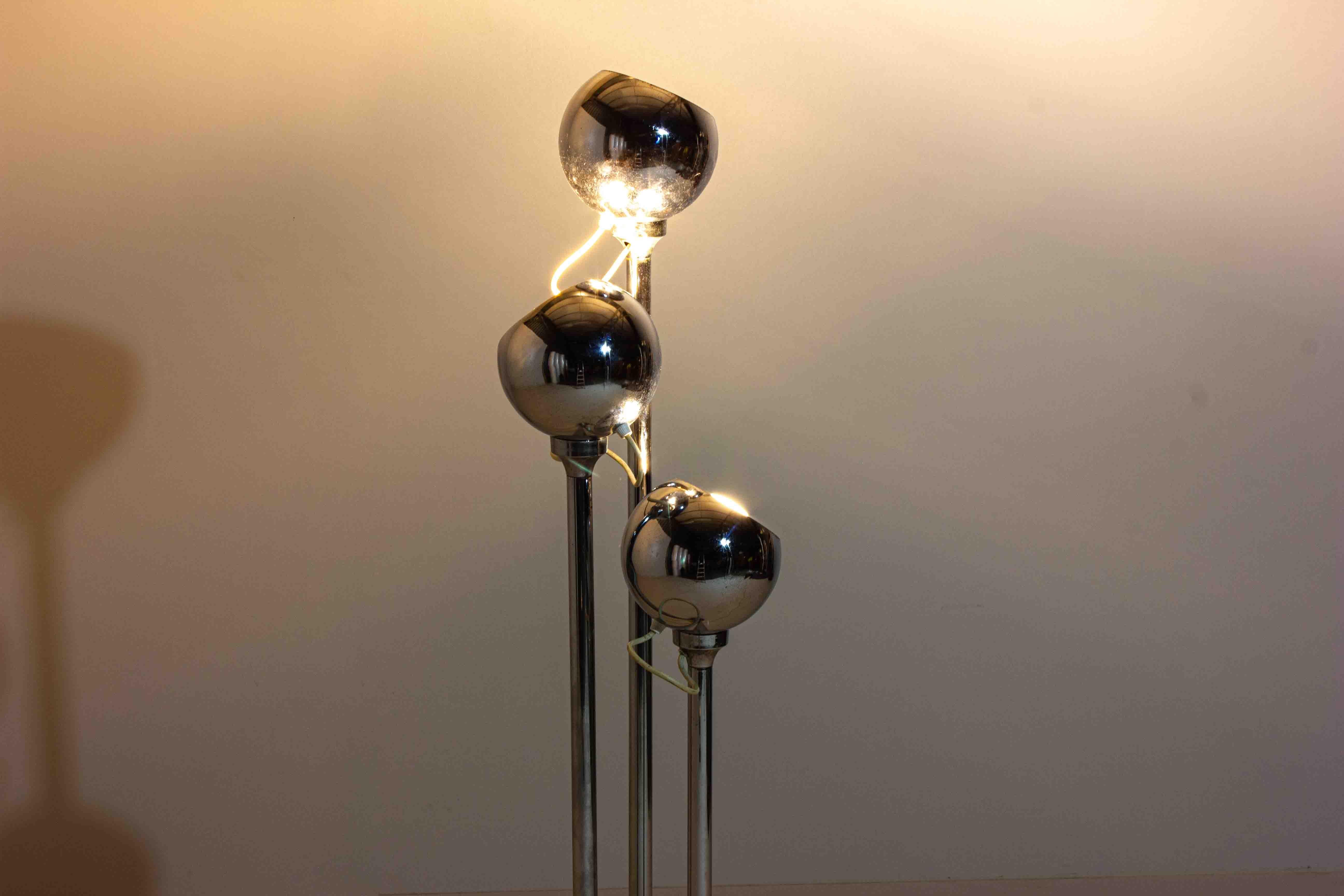 Chrome floor lamp with adjustable metal ball-shaped lights, Italy 1970s For Sale 1