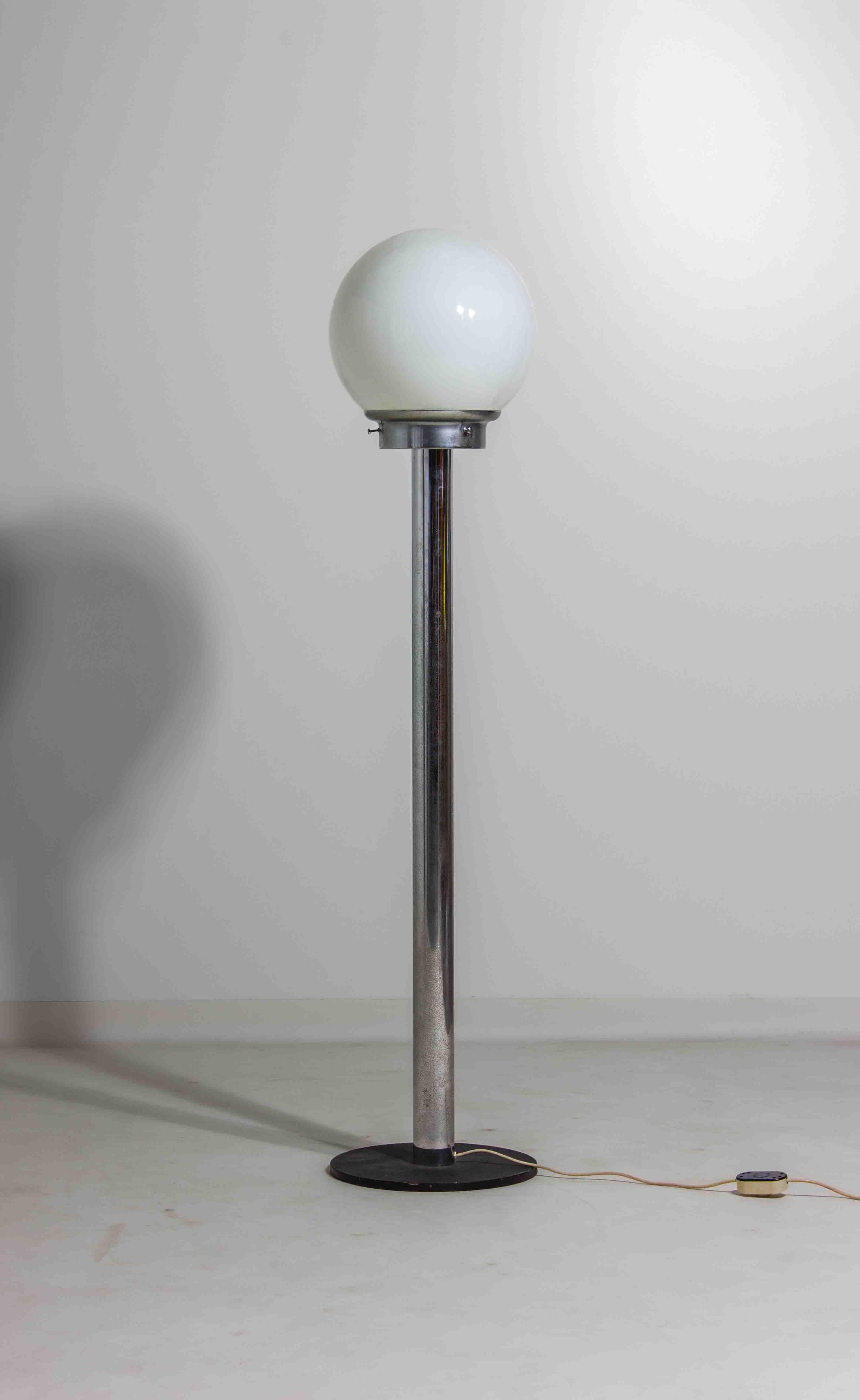 Lámpara de pie cromada con gran globo opalino, Italia Años 70 en venta 3