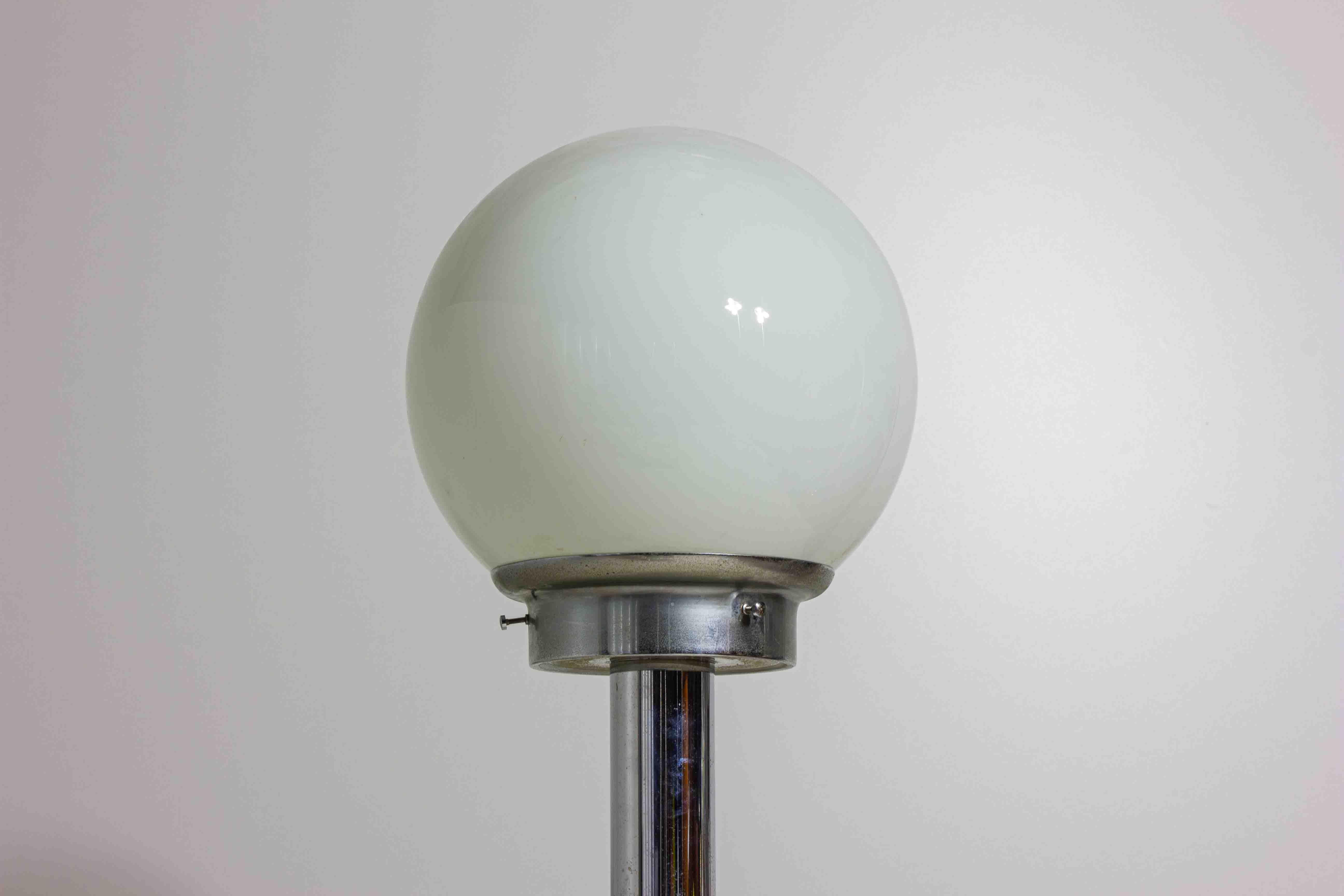 Lámpara de pie cromada con gran globo opalino, Italia Años 70 en venta 4