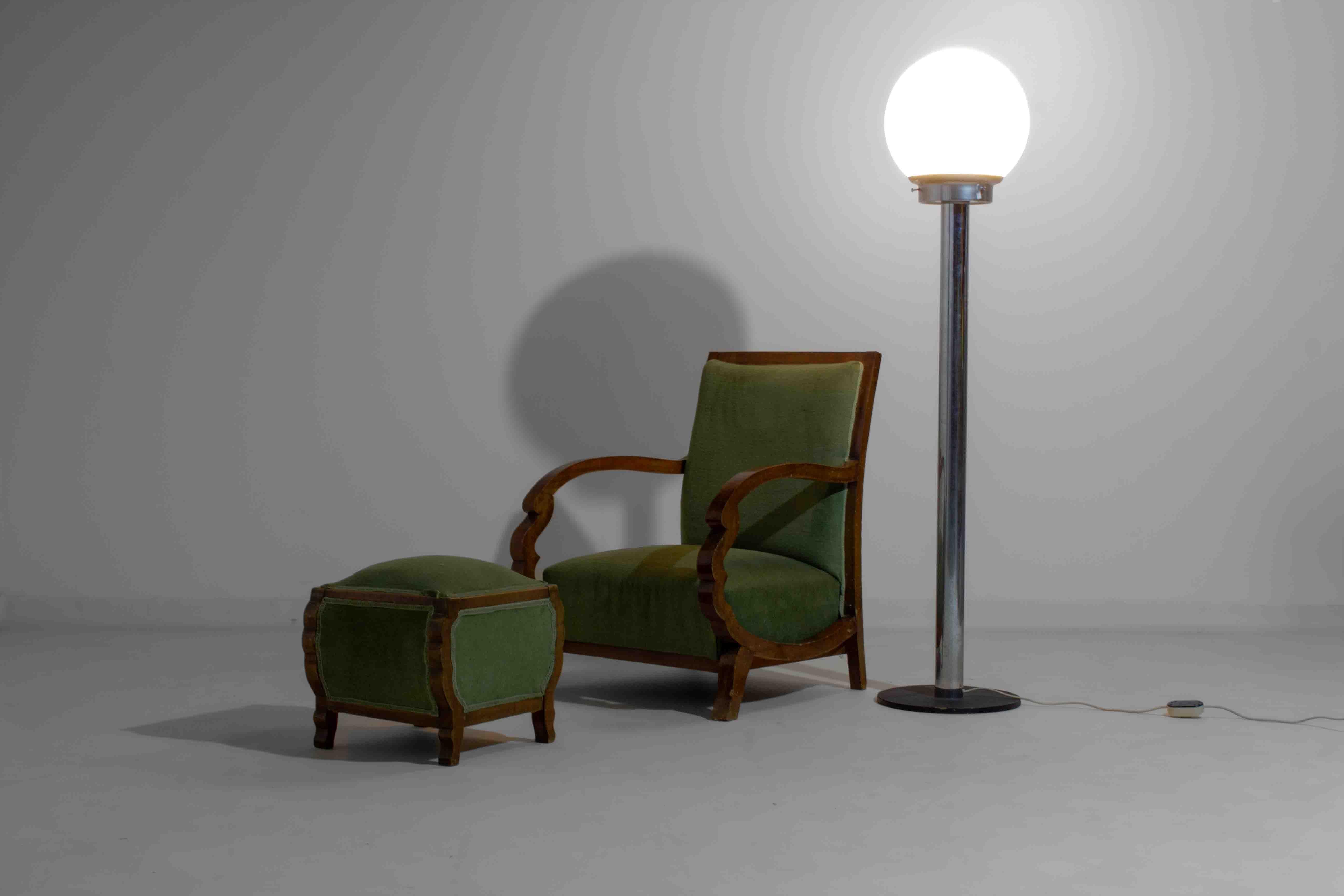 Llamativa lámpara de pie italiana, fabricada en la década de 1970. La lámpara tiene un tallo alto cromado y un gran globo de cristal opalino que emite una luz suave y cálida. Su aspecto limpio y minimalista encaja perfectamente tanto en interiores