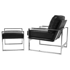 Silla de salón y otomana con estructura cromada a la manera de Milo Baughman
