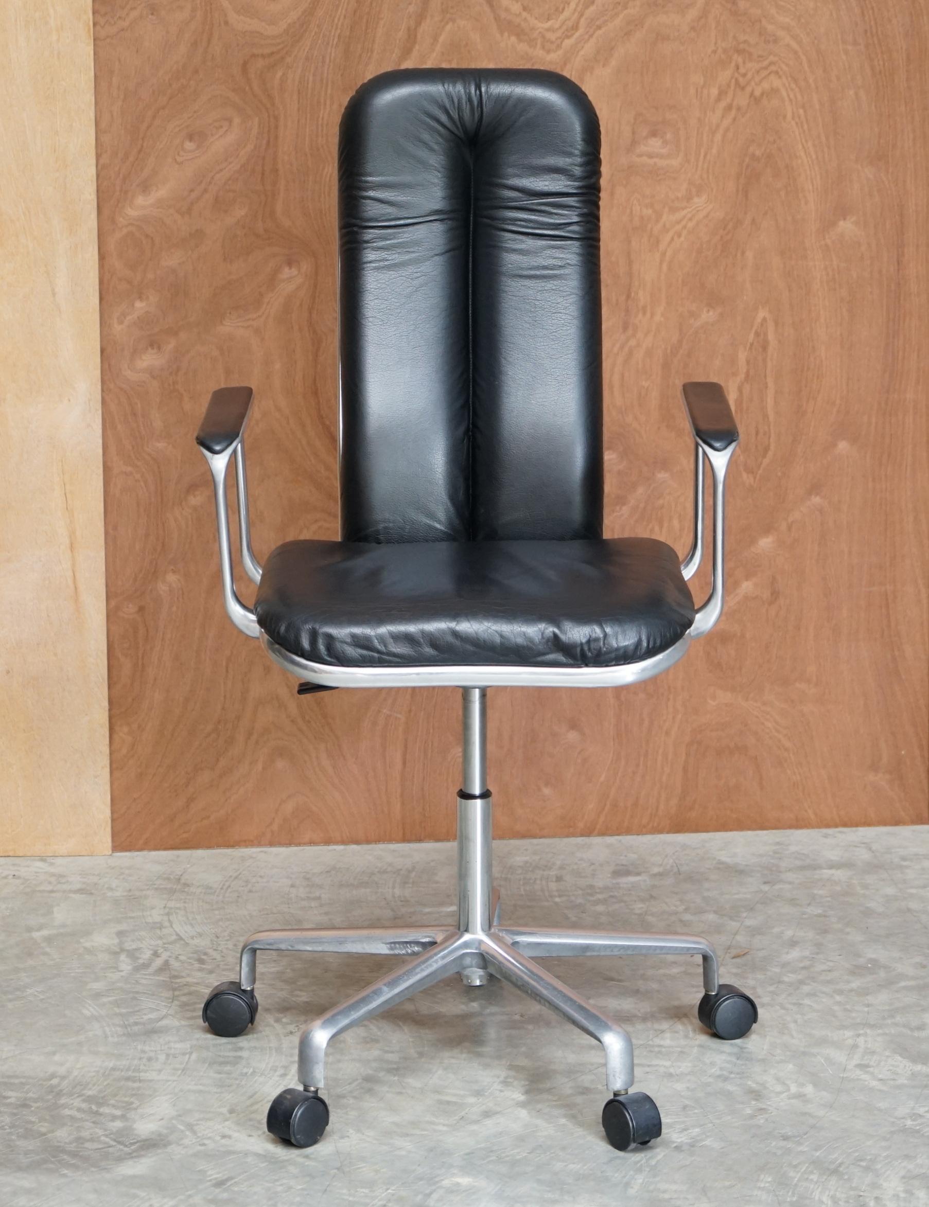 Nous sommes ravis d'offrir à la vente cette superbe chaise de bureau Frederick Scott Hille International en cuir noir avec cadre en chrome poli, datant des années 1970

Fauteuil de bureau en cuir noir Frederick Scott Hille International avec cadre