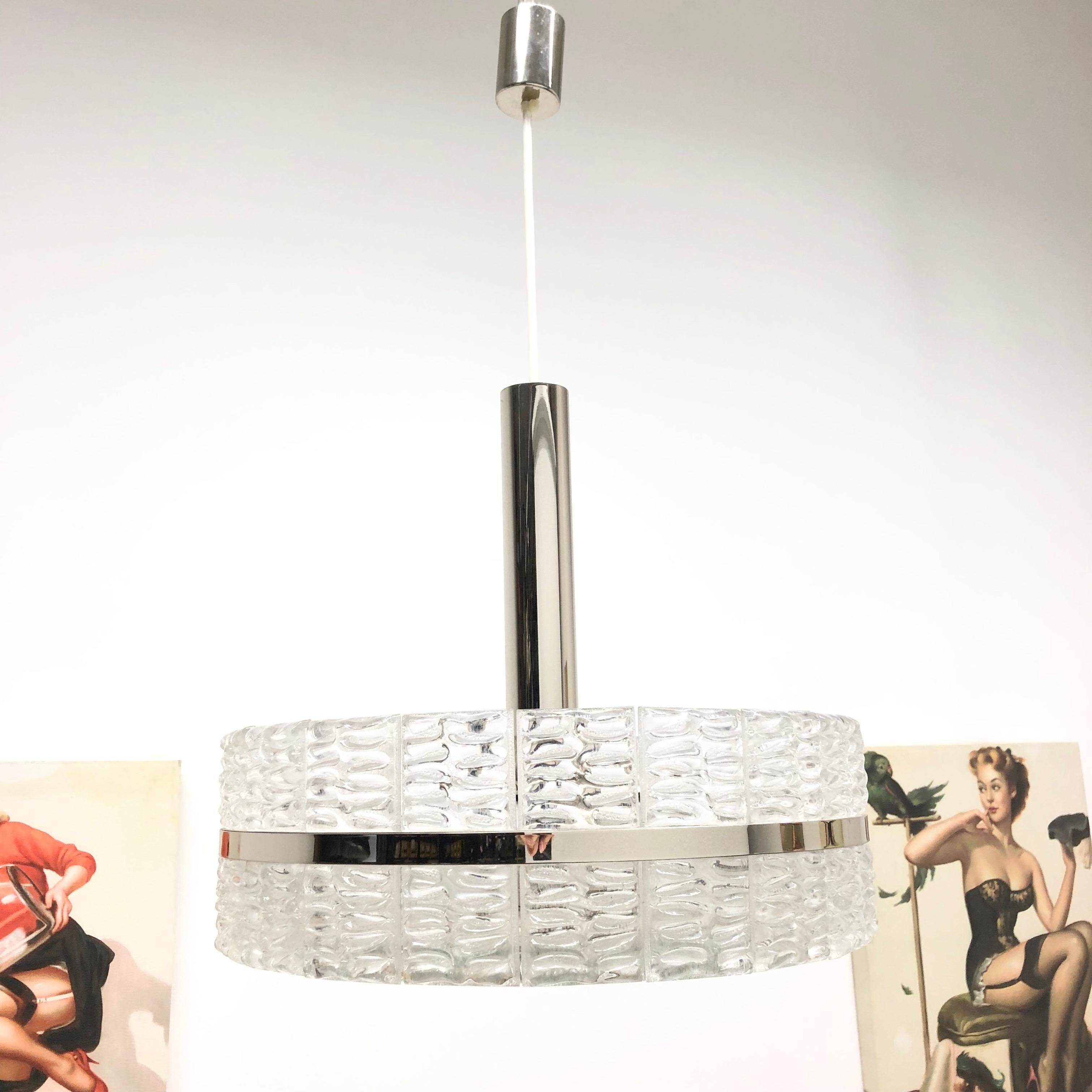 Magnifique lampe suspendue en verre de cristal fabriquée dans les années 1970, magnifique lampe autrichienne en verre de cristal et chrome en bel état vintage. Le lustre nécessite quatre ampoules européennes E27 / 110 volts Edison, chaque ampoule