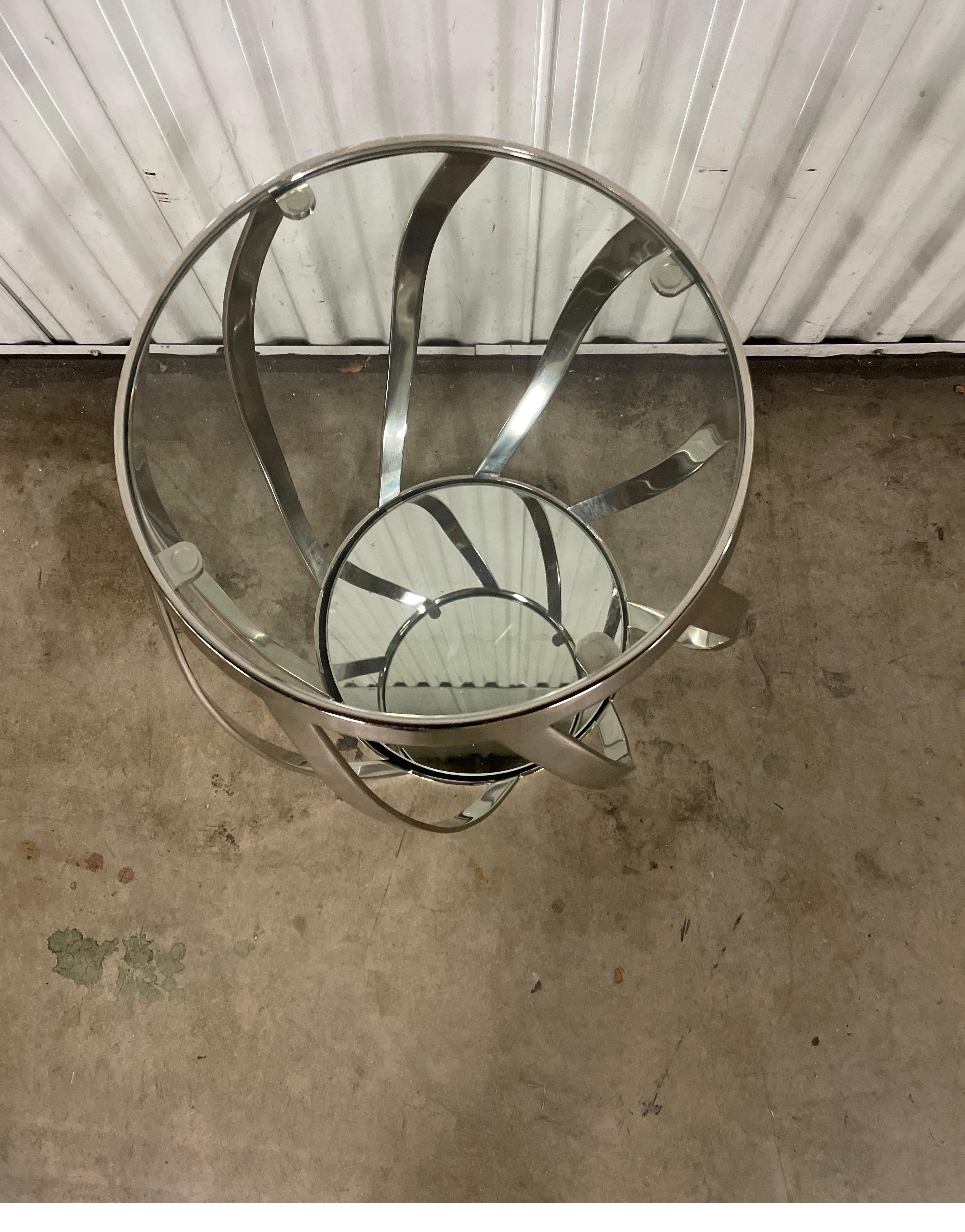 Vintage spiralförmiger Getränketisch aus Chrom und Glas. Der Boden ist mit einem Stück Spiegel versehen. Das obere Glas misst 12