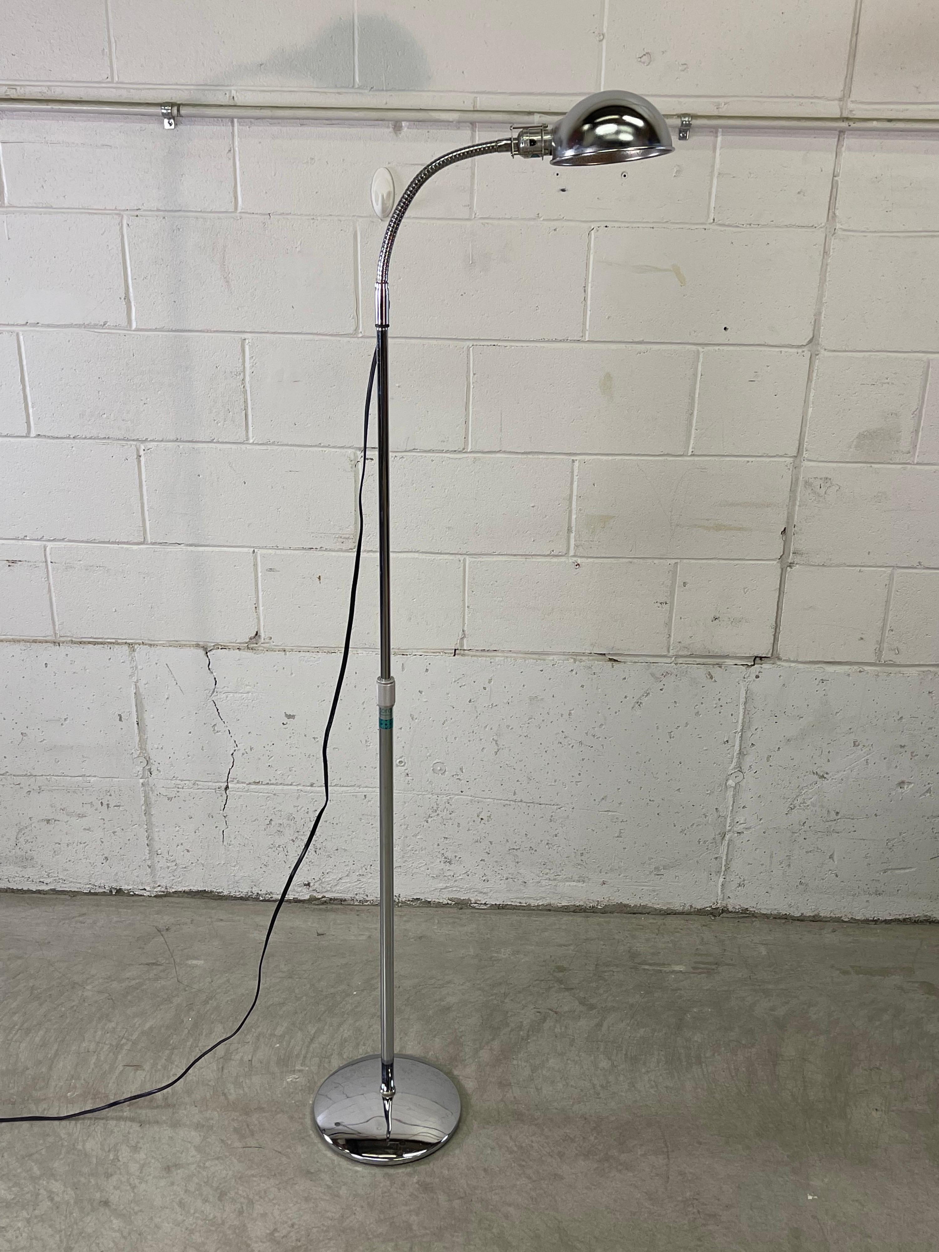 Chrom Schwanenhals Stehlampe (Moderne der Mitte des Jahrhunderts) im Angebot