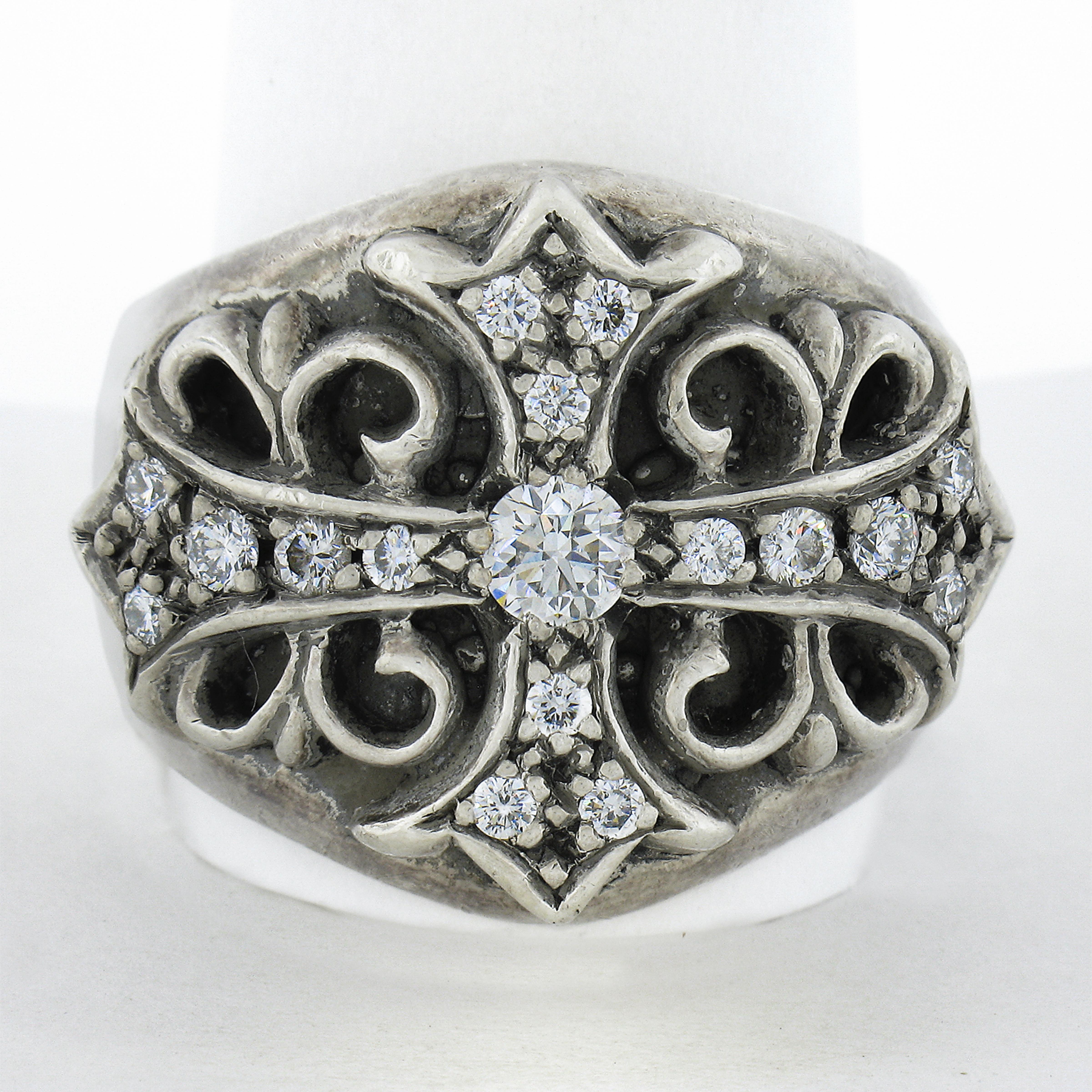 Cette grande et audacieuse bague pour homme de Chrome Hearts est solidement fabriquée en argent sterling et fait partie de la collection classique Keeper. Elle présente un large design avec un travail ajouré détaillé et est ornée d'une croix en