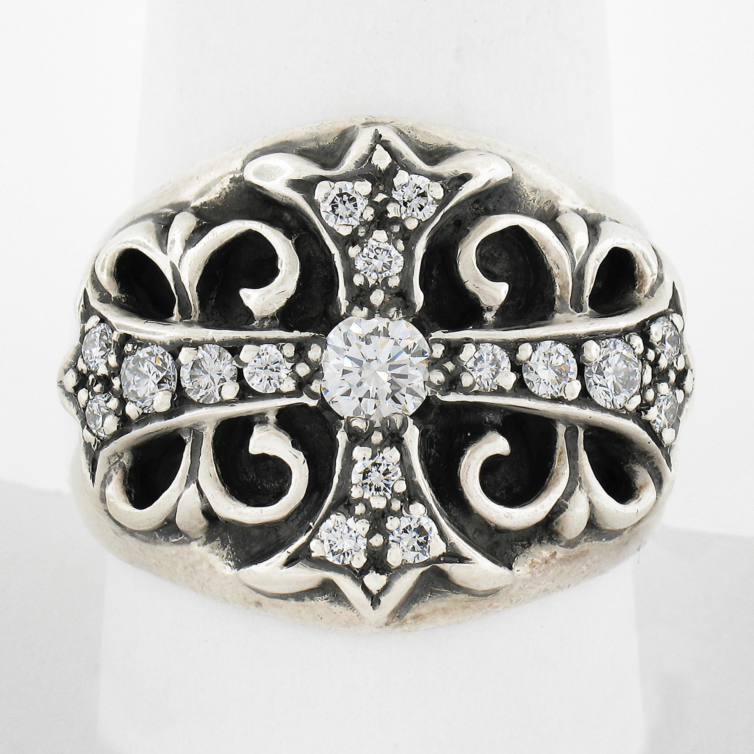 Cette grande et audacieuse bague pour homme de Chrome Hearts est solidement fabriquée en argent sterling et fait partie de la collection classique Keeper. Elle présente un large design avec un travail ajouré détaillé et est ornée d'une croix en