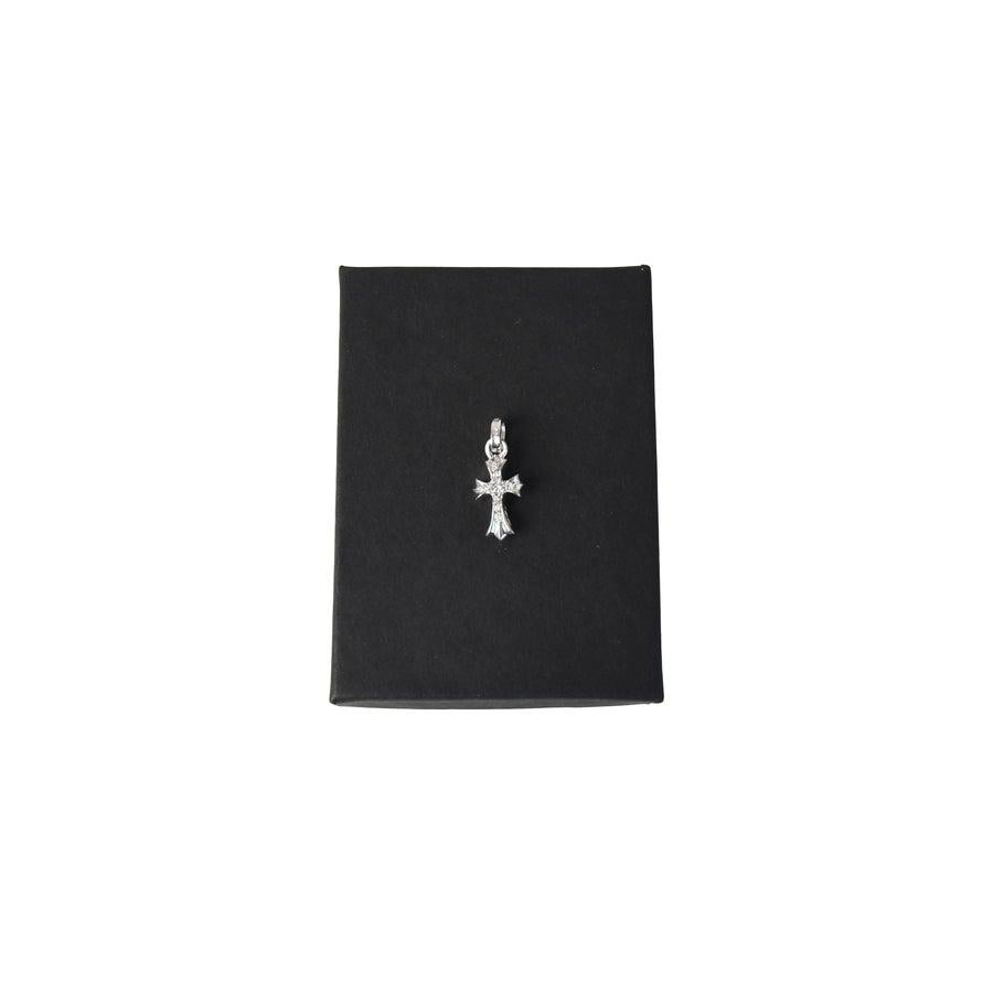 Pendentif chrome cœurs en forme de croix en forme de bébé avec pavé de diamants en argent Neuf - En vente à Flushing, NY