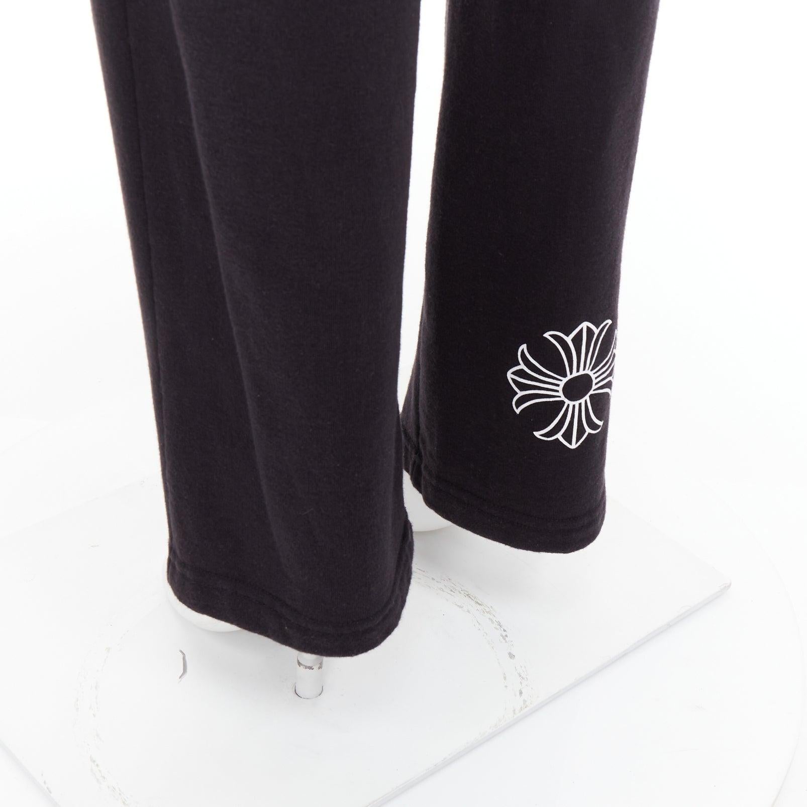 CHROME HEARTS - Pantalone jogger in cotone nero con logo incrociato sul retro S
Riferimento: GEGG/A00194
Marchio: Chrome Hearts
Materiale: Cotone
Colore: Nero, Bianco
Modello: Tinta unita
Chiusura: elastica
Dettagli extra: Stampa incrociata