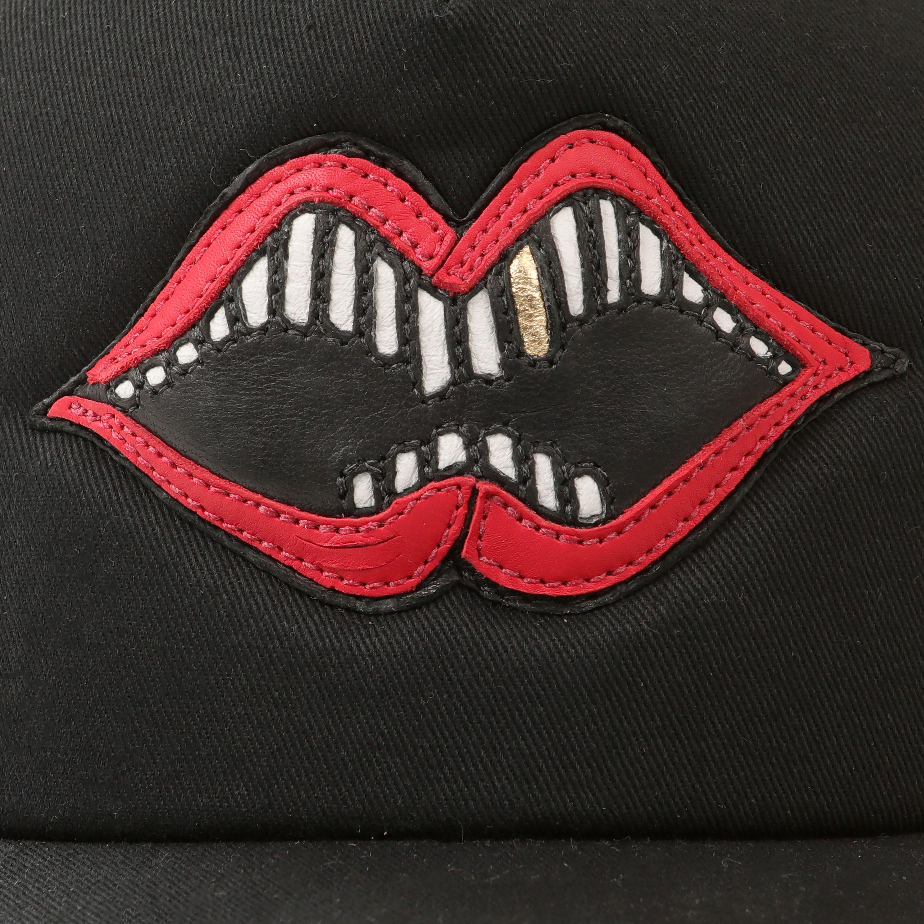 This authentic Chrome Hearts Black Gold Grill Canvas Hat is in pristine unworn condition.  Edgy black canvas trucker style hat with red lipped mouth and gold tooth grill. 

PBF 14048