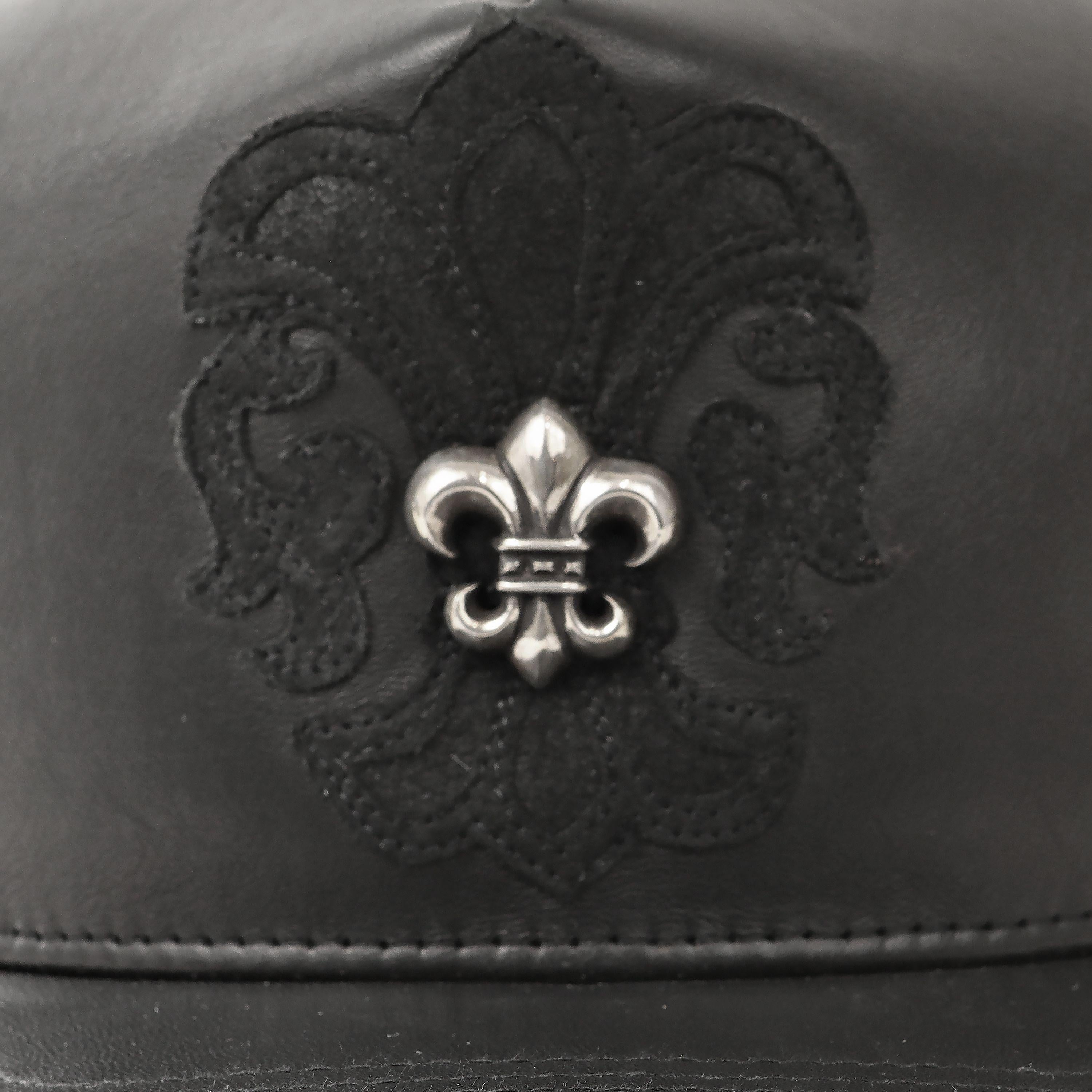 Cet authentique Chrome Hearts Black Leather Fleur de Lis Hat est en parfait état et n'a jamais été porté.  Casquette de style camionneur en cuir noir avec broderie noire et fleur de lys argentée.    

PBF 14050