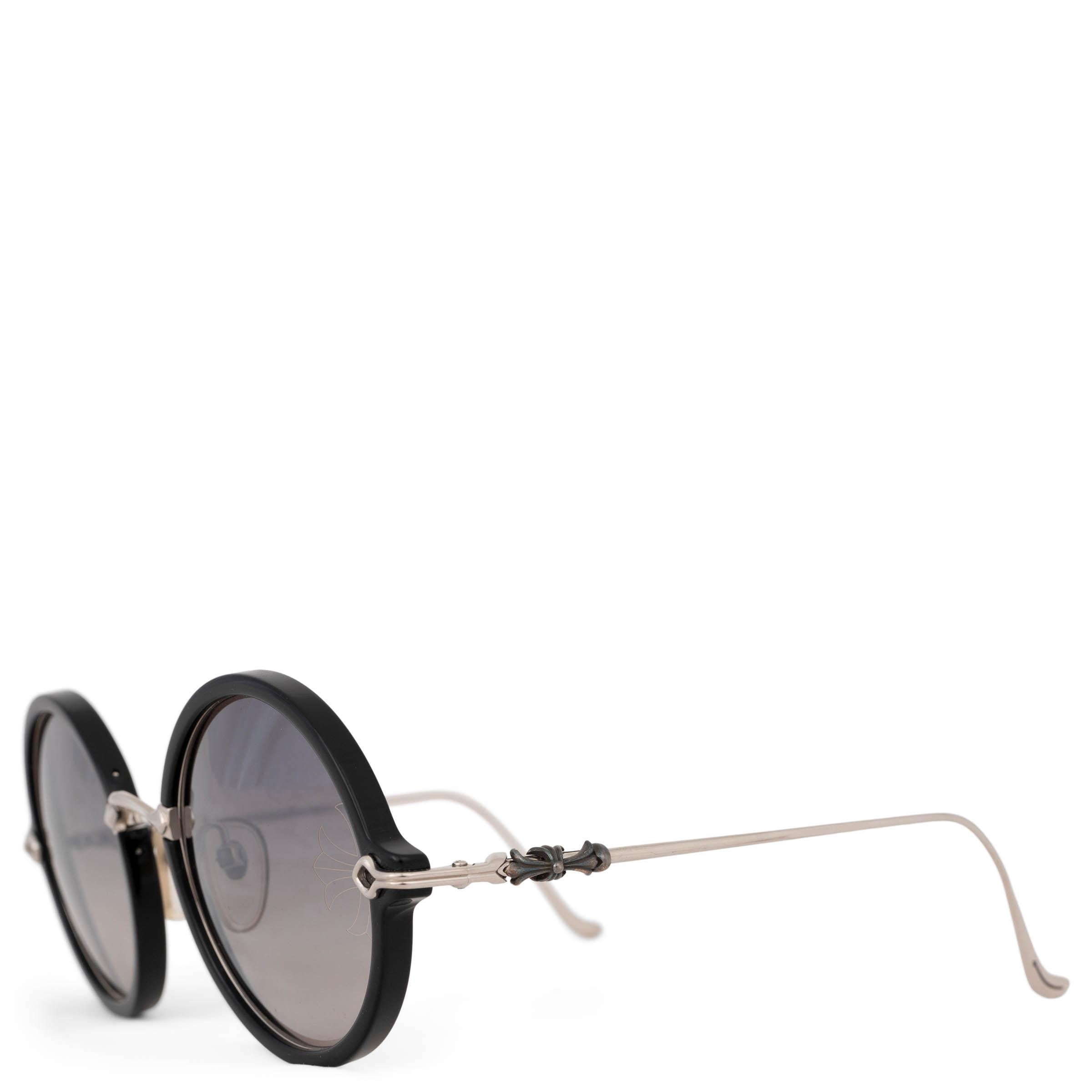 These 100% authentic Chrome Hearts Moist round sunglasses in black acetate offer a distinctive and luxurious style. They feature sterling silver arms and a bridge adorned with Fleur de Lis detailing, adding a refined touch. Finished with grey
