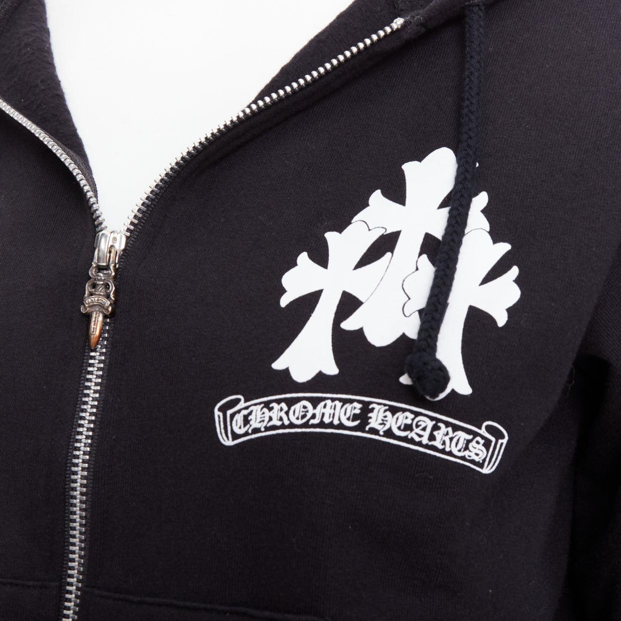 CHROME HEARTS black Triple Cemetery Cross CH print cropped hoodie M
Reference: NKLL/A00518
Brand: Chrome Hearts
Material: Cotton
Color: Black, White
Pattern: Logomania
Closure: Zip
Extra Details: Signature 925 sterling silver Dagger zipper