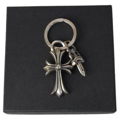 Porte-clés chromé en forme de croix de cœurs et de dague en argent