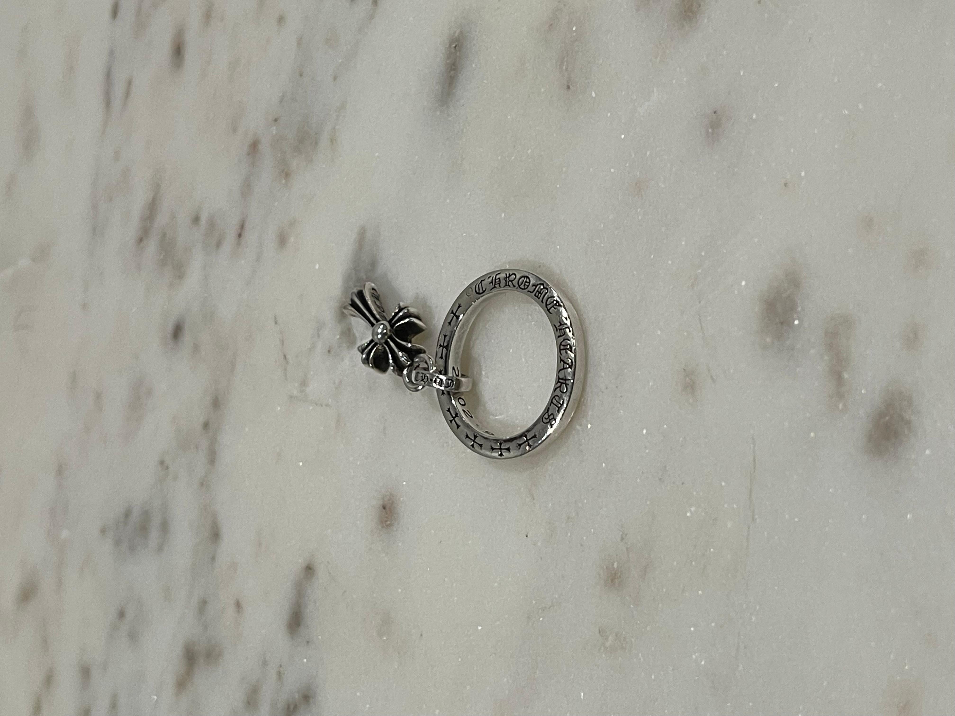 Bague à breloque en forme de croix de cœurs chromée 1