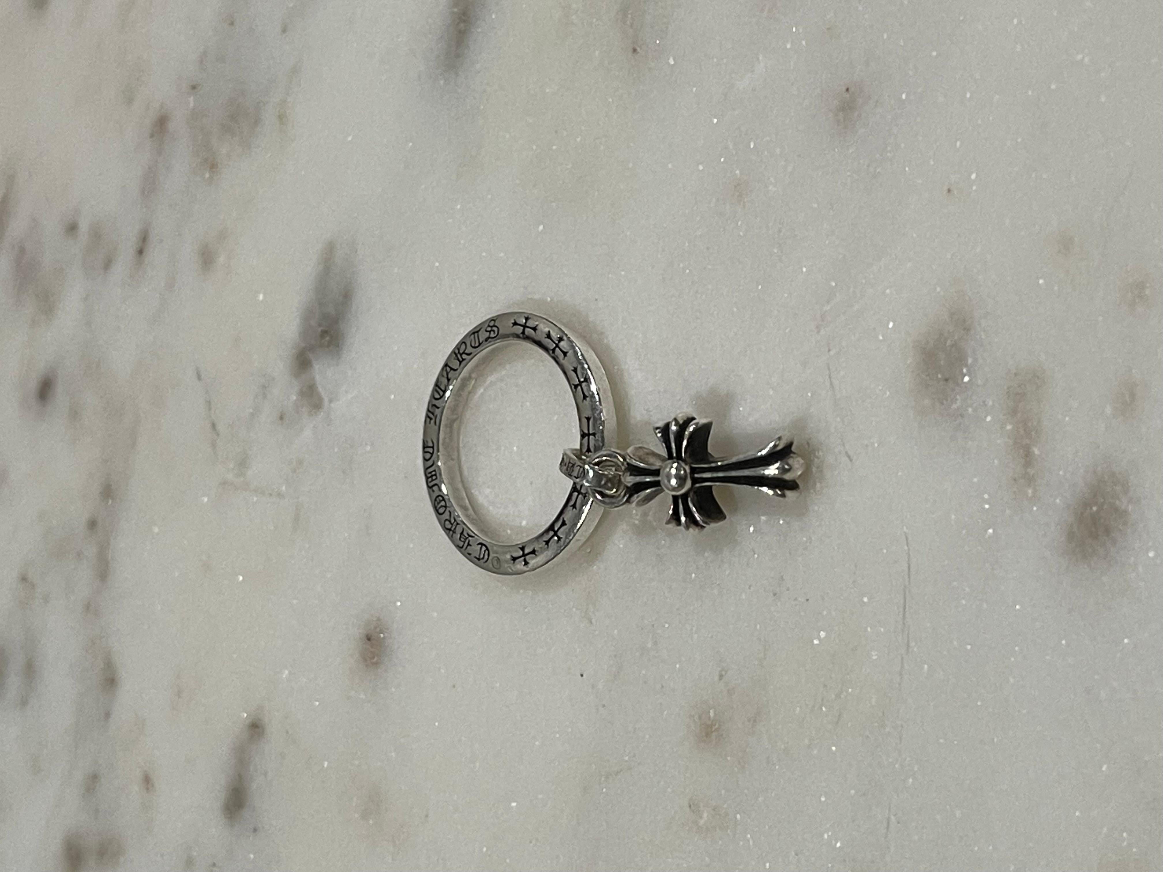 Bague à breloque en forme de croix de cœurs chromée 2