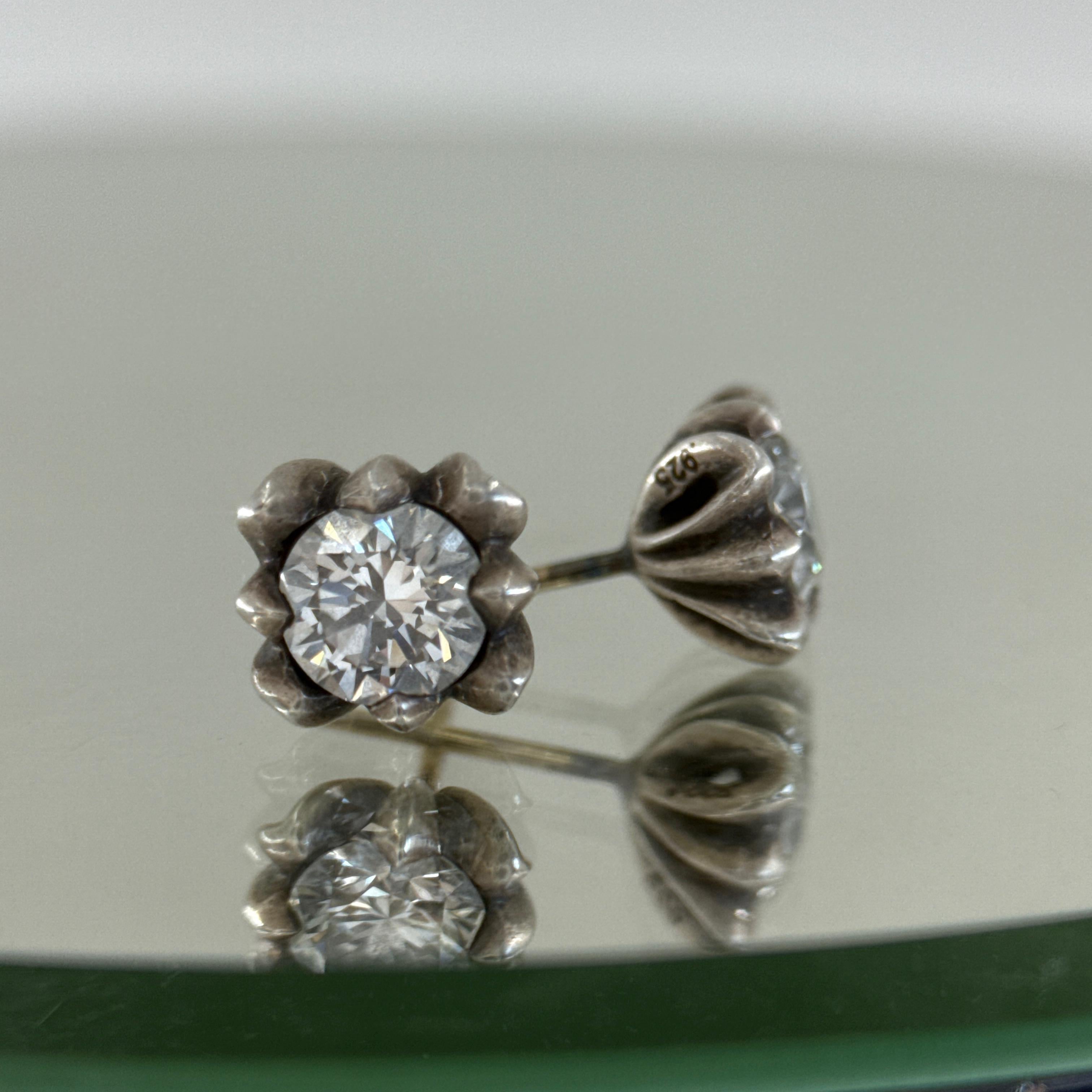 Un raro paio di orecchini con diamanti Chrome Hearts
Firmato Hallmark con ricevuta d'acquisto originale
15.000 Vendita al dettaglio pagata .  1,60 carati TW
Orecchini a perno Iconic Chrome Hearts 
Con diamanti rotondi da 6,0 mm, ciascuno di circa 80