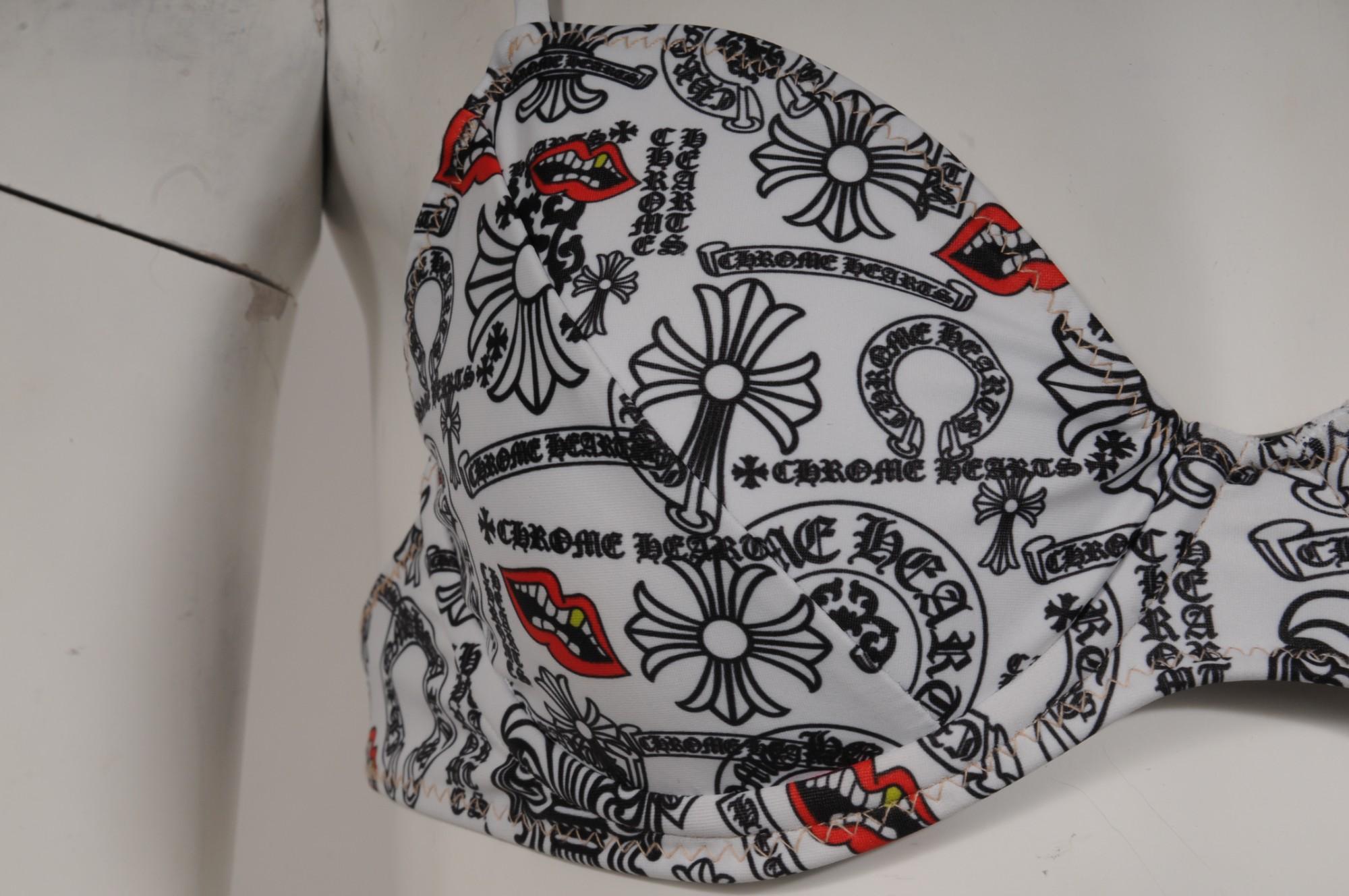 - Colaboración con Matty Boy, Dipped in Blue y Chrome Hearts

- Sin etiqueta de talla Se estima que es una talla S

- Sin etiqueta de tela, se siente como el nailon y el elastano

Estado:

La parte superior está en general en muy buen estado, sin