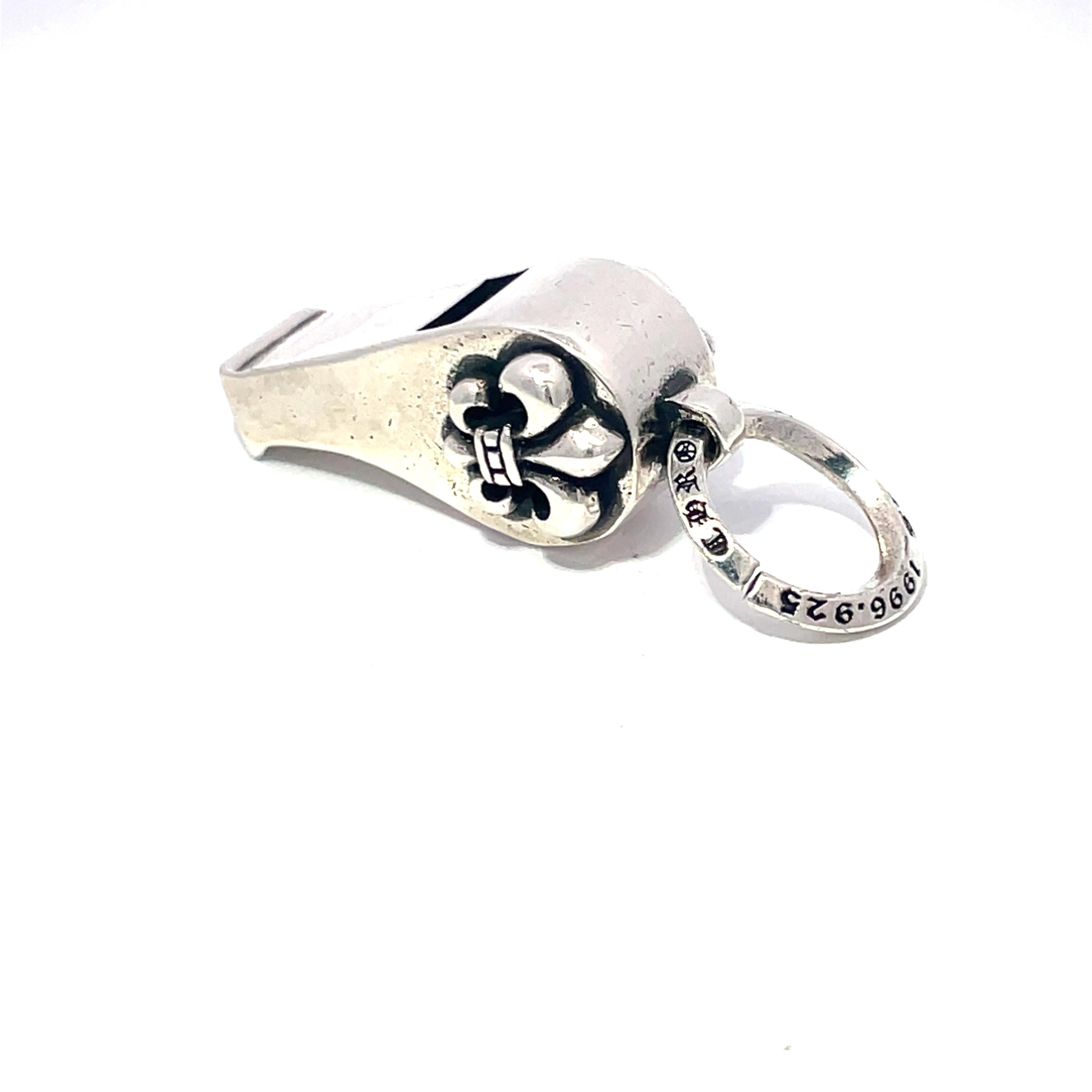 Descubre el exquisito encanto del Colgante Silbato Pequeño Chrome Hearts, un accesorio único que combina a la perfección funcionalidad y estilo artístico. Fabricado en plata S925 de alta calidad, este colgante muestra un impresionante diseño floral,
