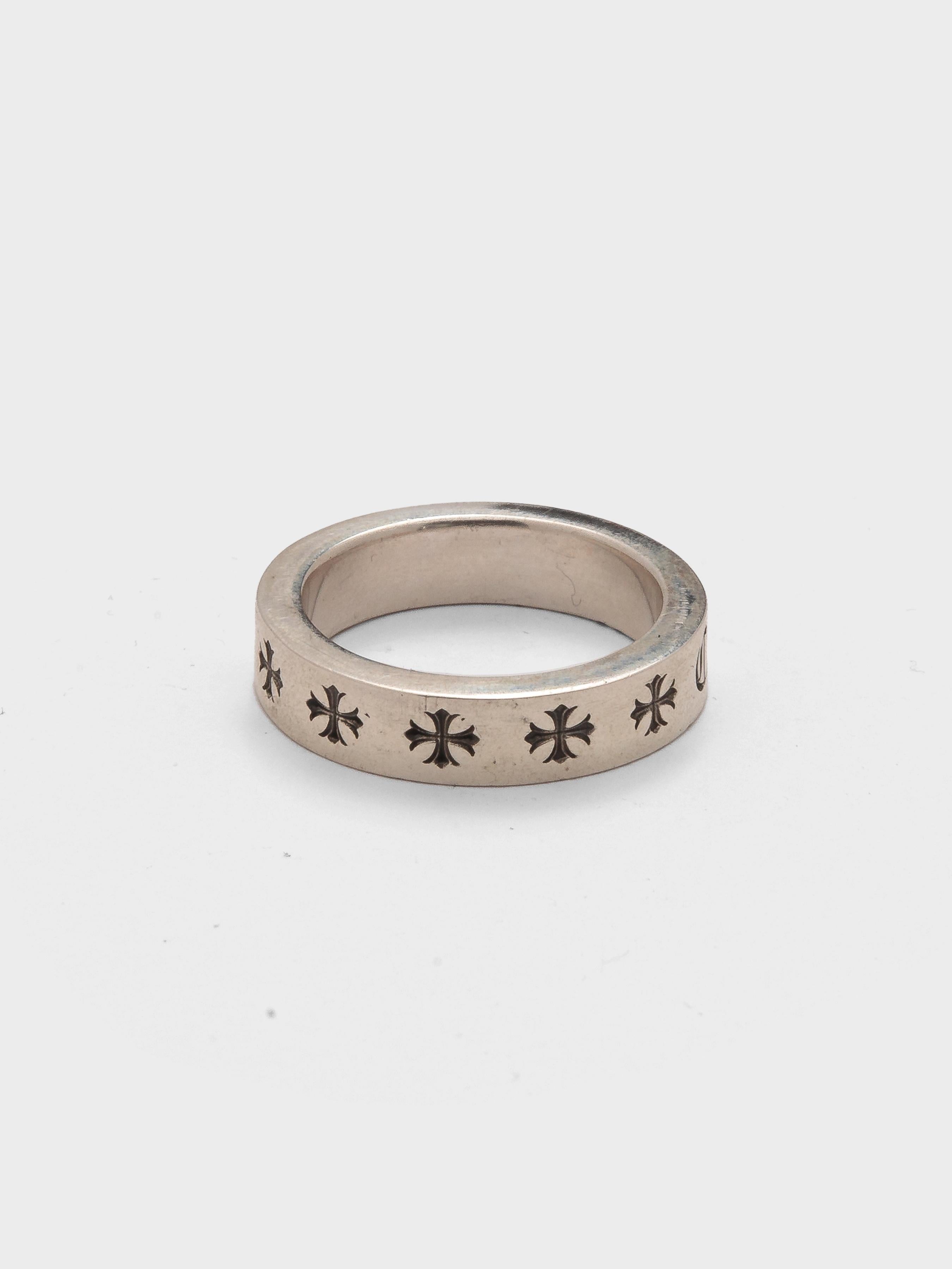 ✓ Authenticated

Our trained in-house authentication experts have reviewed this item to ensure that it is original. We guarantee its authenticity.

Here is a gently used Forever Ring from Chrome Hearts.

Condition: Like new 

