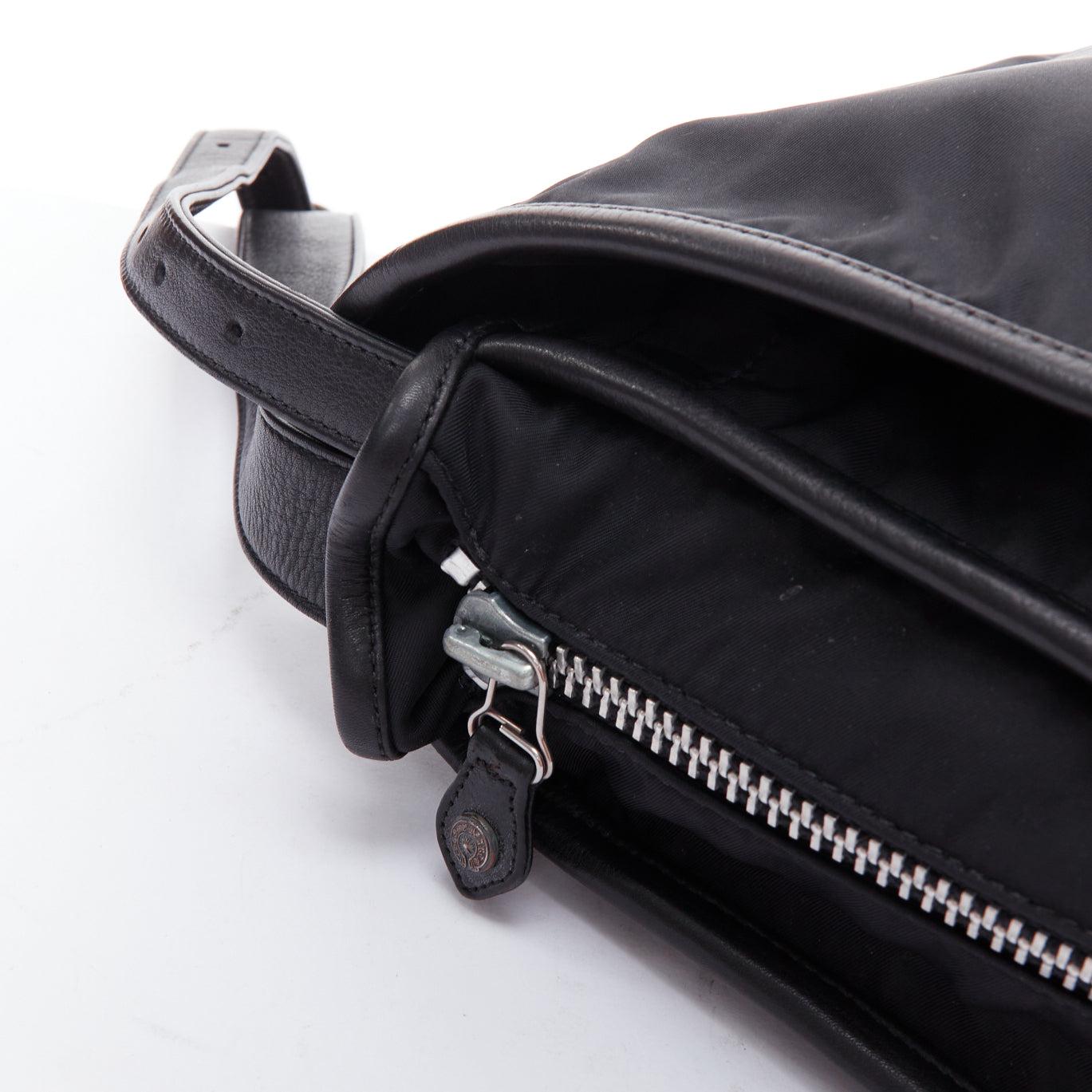 CHROME HEARTS Gunslinger Bolso bandolera de nailon negro con logotipo plateado y asa de mano en venta 3