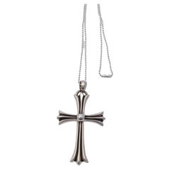 Collier large croix en chrome avec cœurs