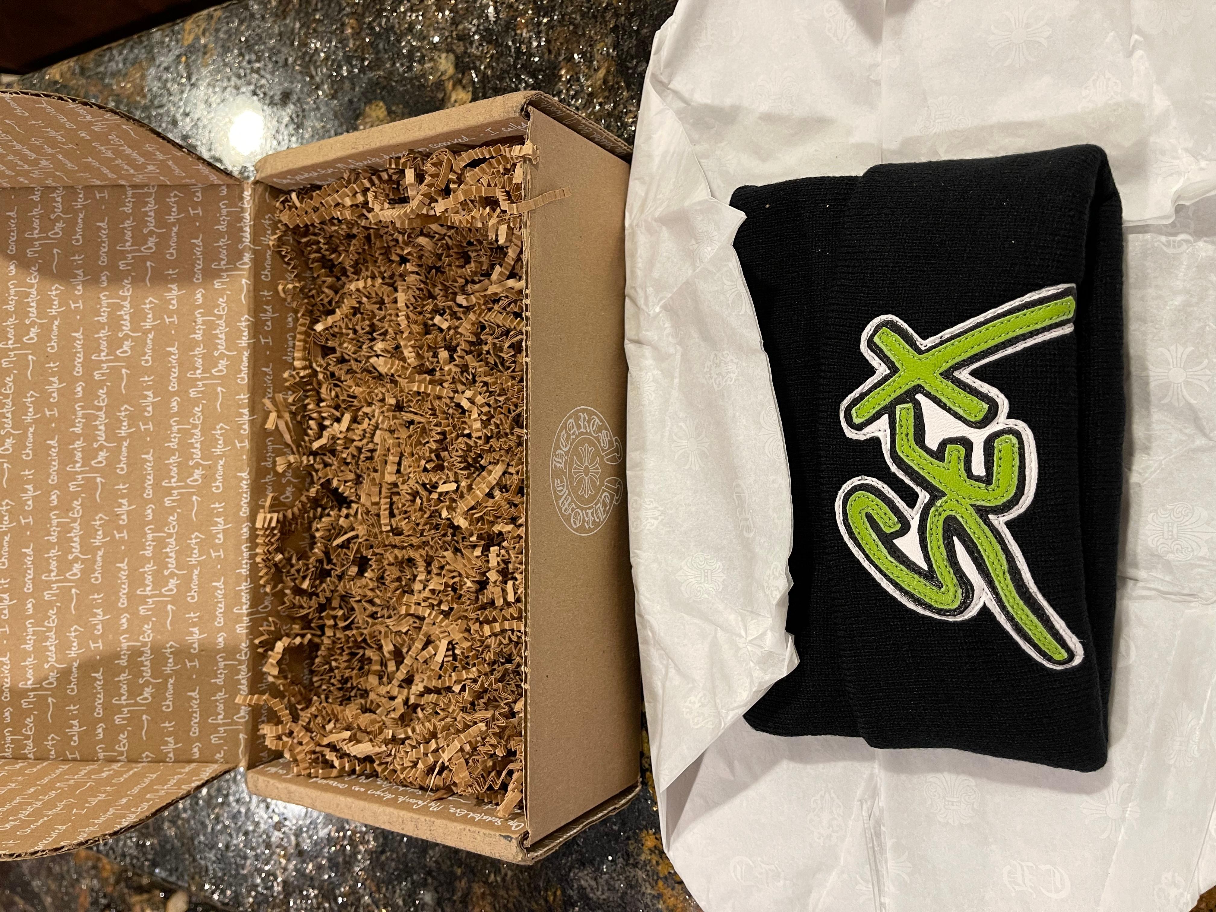 Coeurs chromés Matty Boy
Bonnet noir / vert Sex Records
Publication exclusive en ligne

Neufs.
Vendue au prix de 565 $ plus frais de port et taxes
Nombre de pièces extrêmement limité