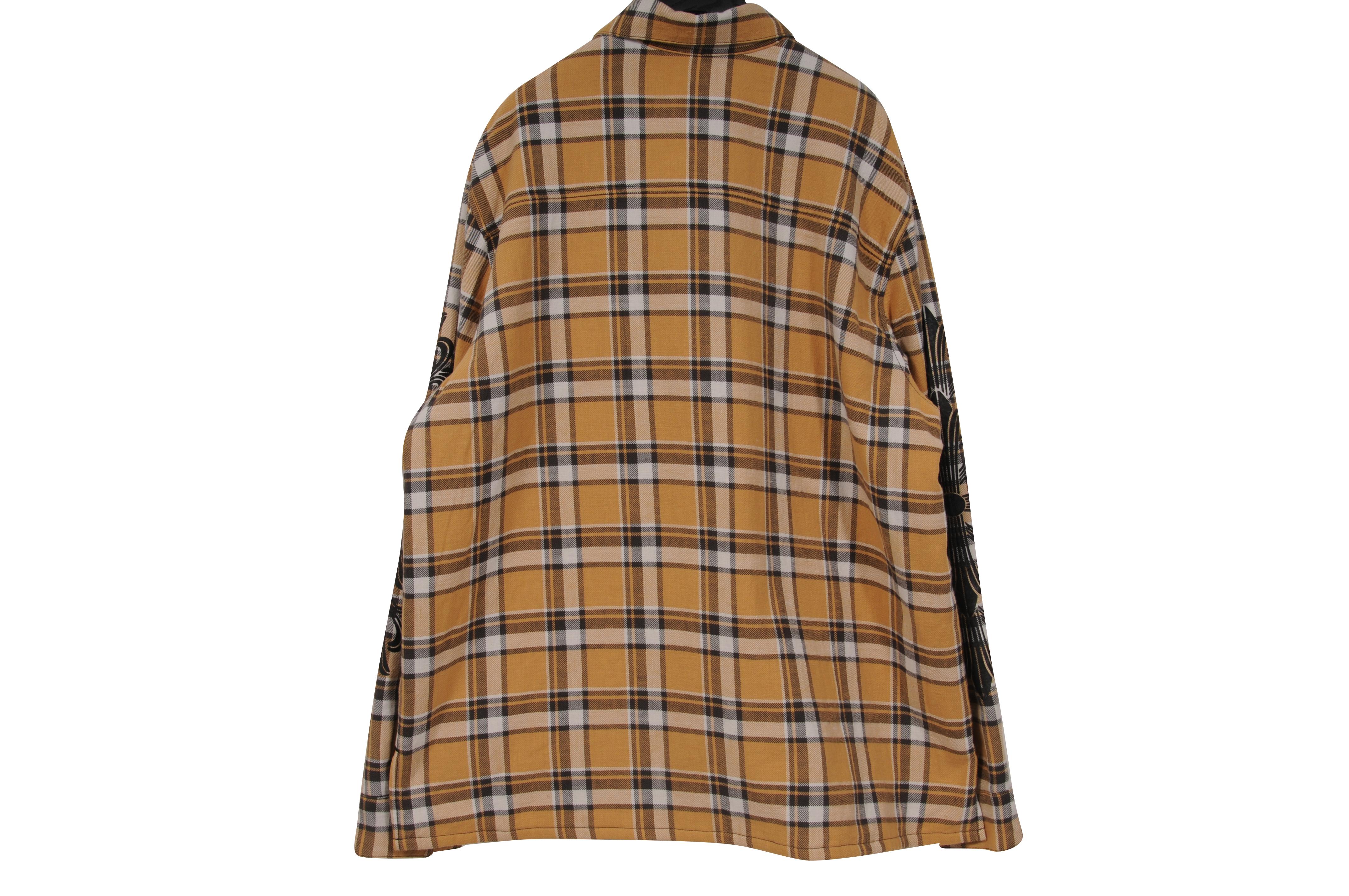 -Esterno giallo con ricamo del logo nero sulle maniche.

- Contrassegnato con la taglia XXL

- Realizzato in 100% cotone



Condizioni: 

Il bottone è in ottime condizioni e non presenta imperfezioni di rilievo. 



Misure: (approssimativamente in