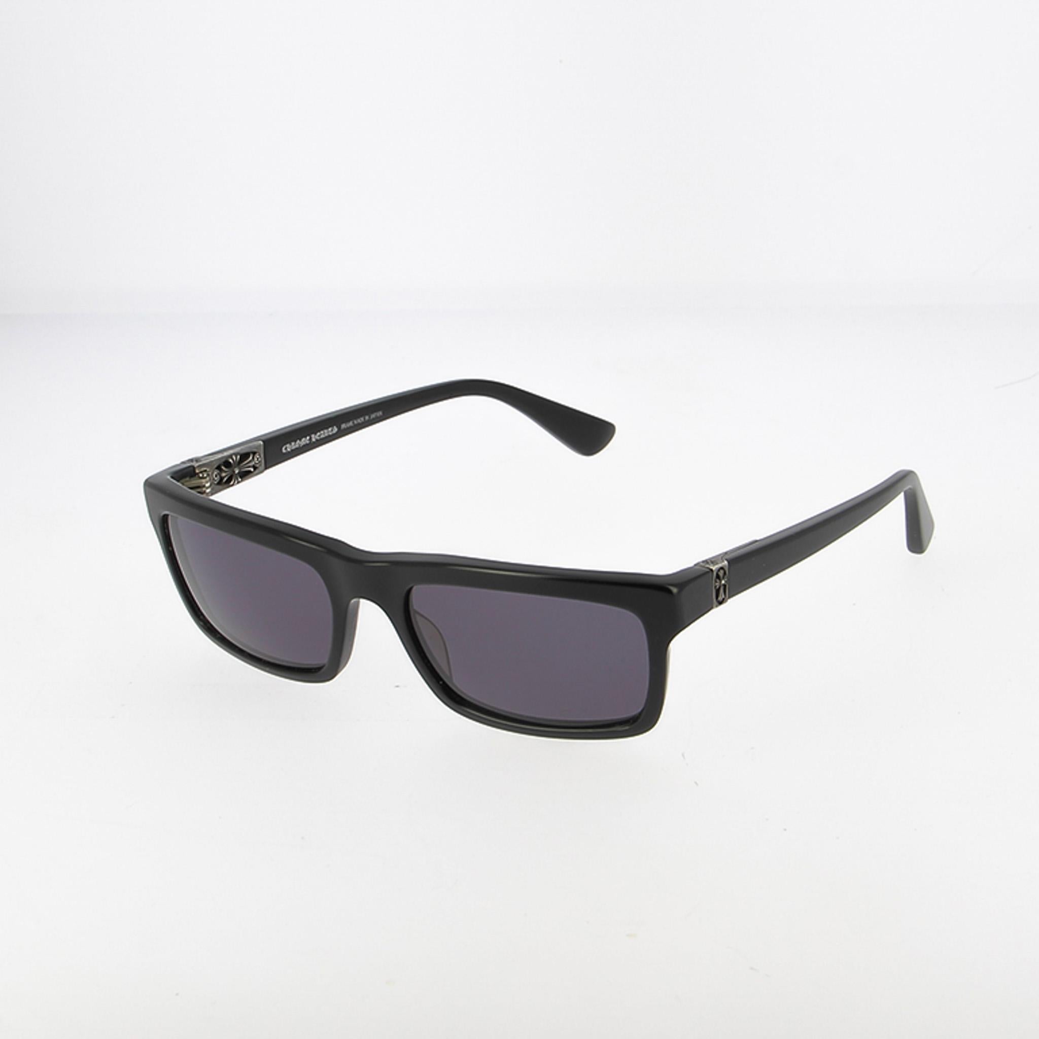 Descubre esta montura cuadrada de acetato negro, adornada con detalles de cruces plateadas en ambas patillas, una firma distintiva de la estética Chrome Hearts.
Fundada en Los Ángeles en los años 80 por Richard Stark y el especialista en cuero John