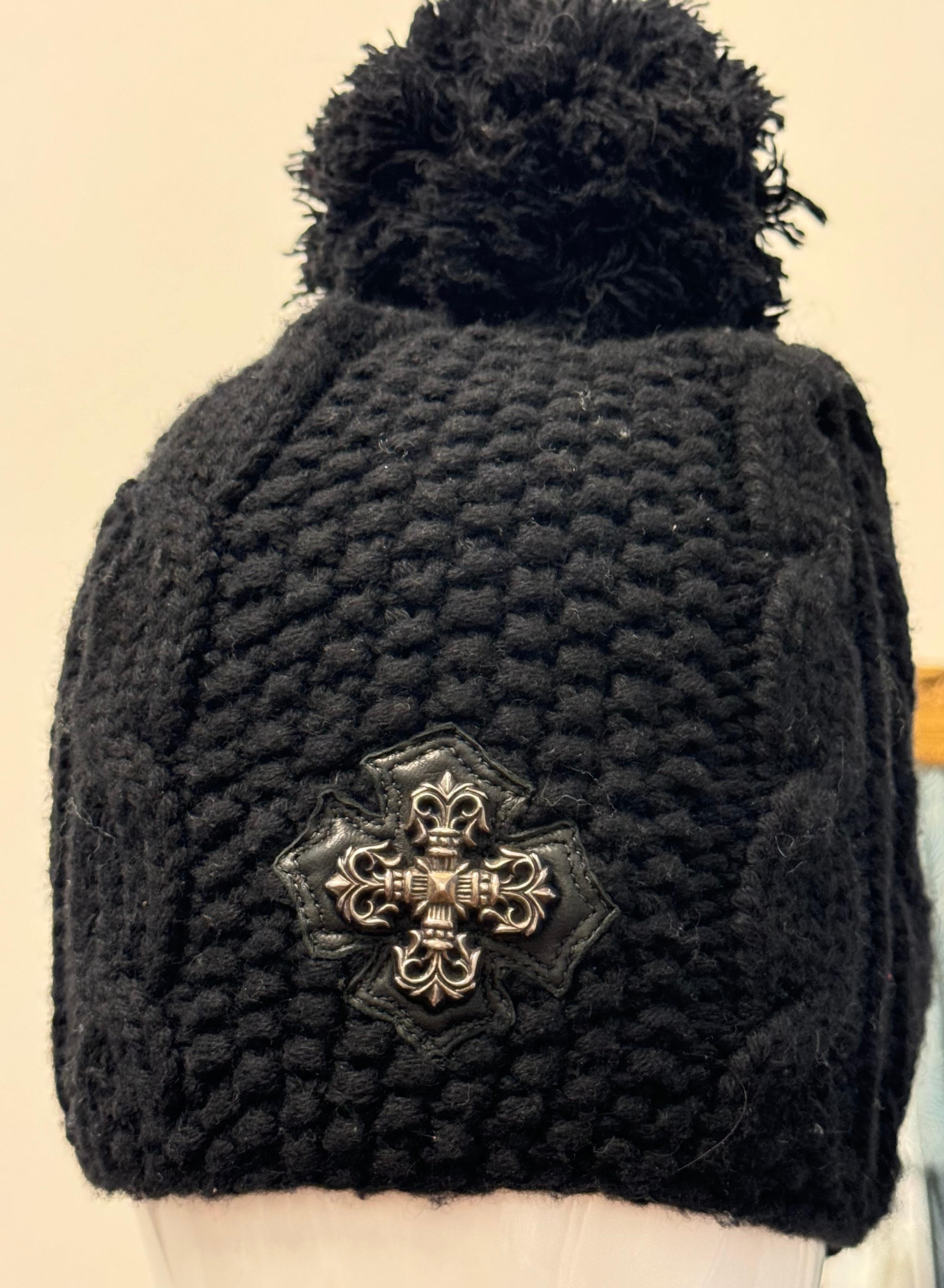 Chrome Hearts, raro berretto a maglia in cashmere con patch in pelle argentata 