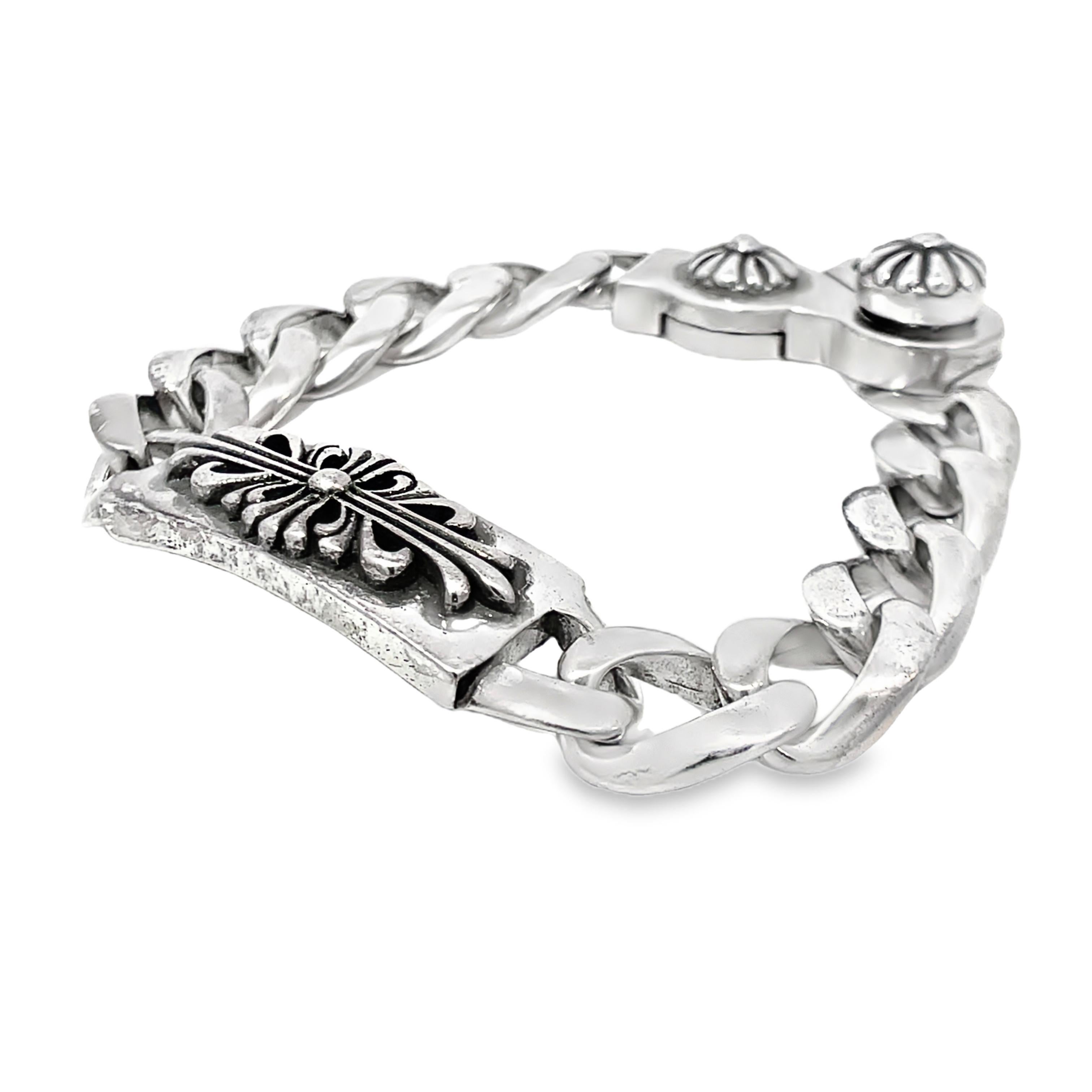 Scopri il braccialetto a catena Chrome Hearts, un pezzo sorprendente realizzato in pregiato argento sterling. Questa creazione del 2000 sfoggia un design audace con dettagli intricati, con un motivo floreale in evidenza sulla chiusura. Con una