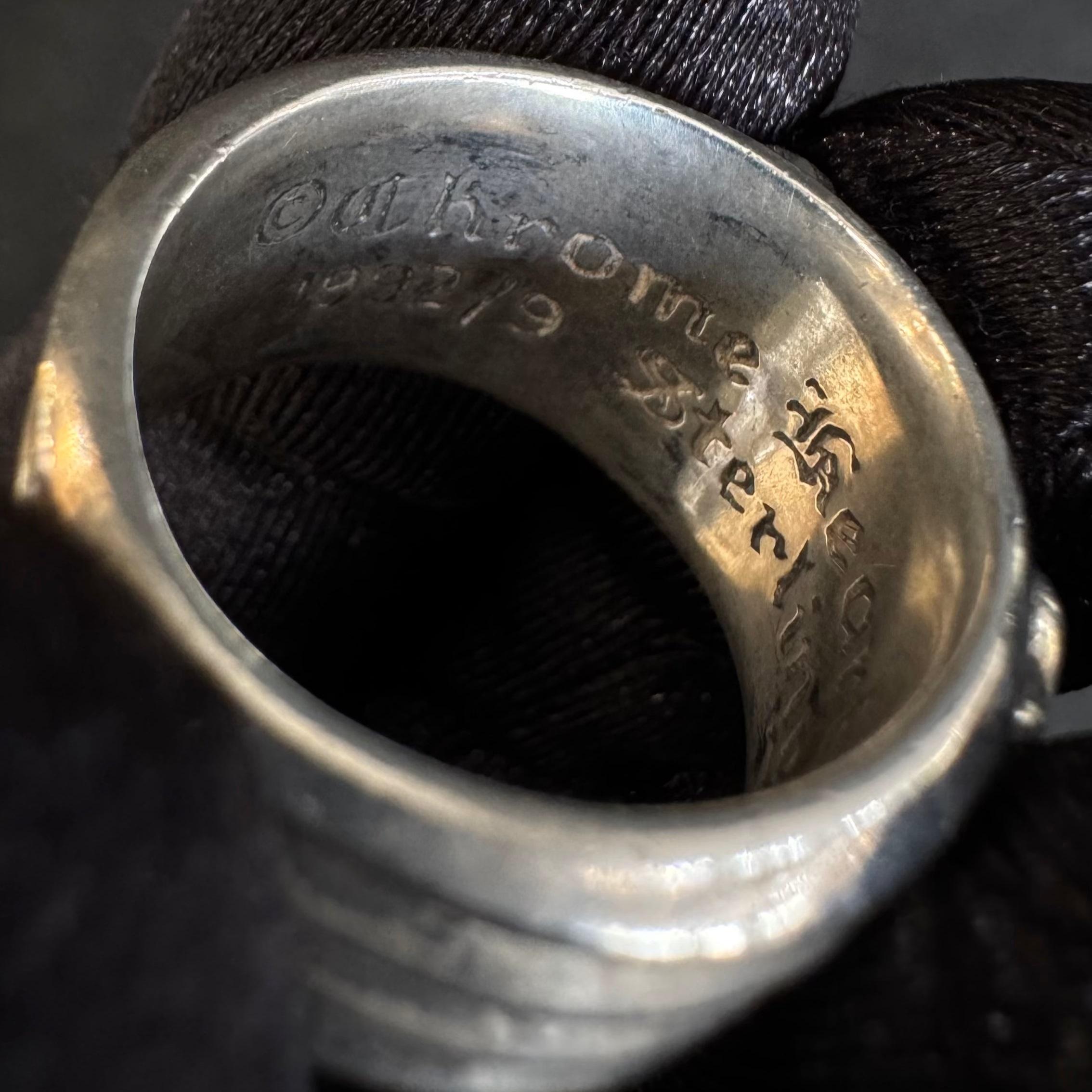 Questo anello Dagger del 1992, una creazione iconica degli esordi di Chrome Hearts, è realizzato in argento sterling 925 e ornato di diamanti taglio brillante, per incarnare l'estetica ribelle e di lusso del marchio.
Il motivo del pugnale, uno dei