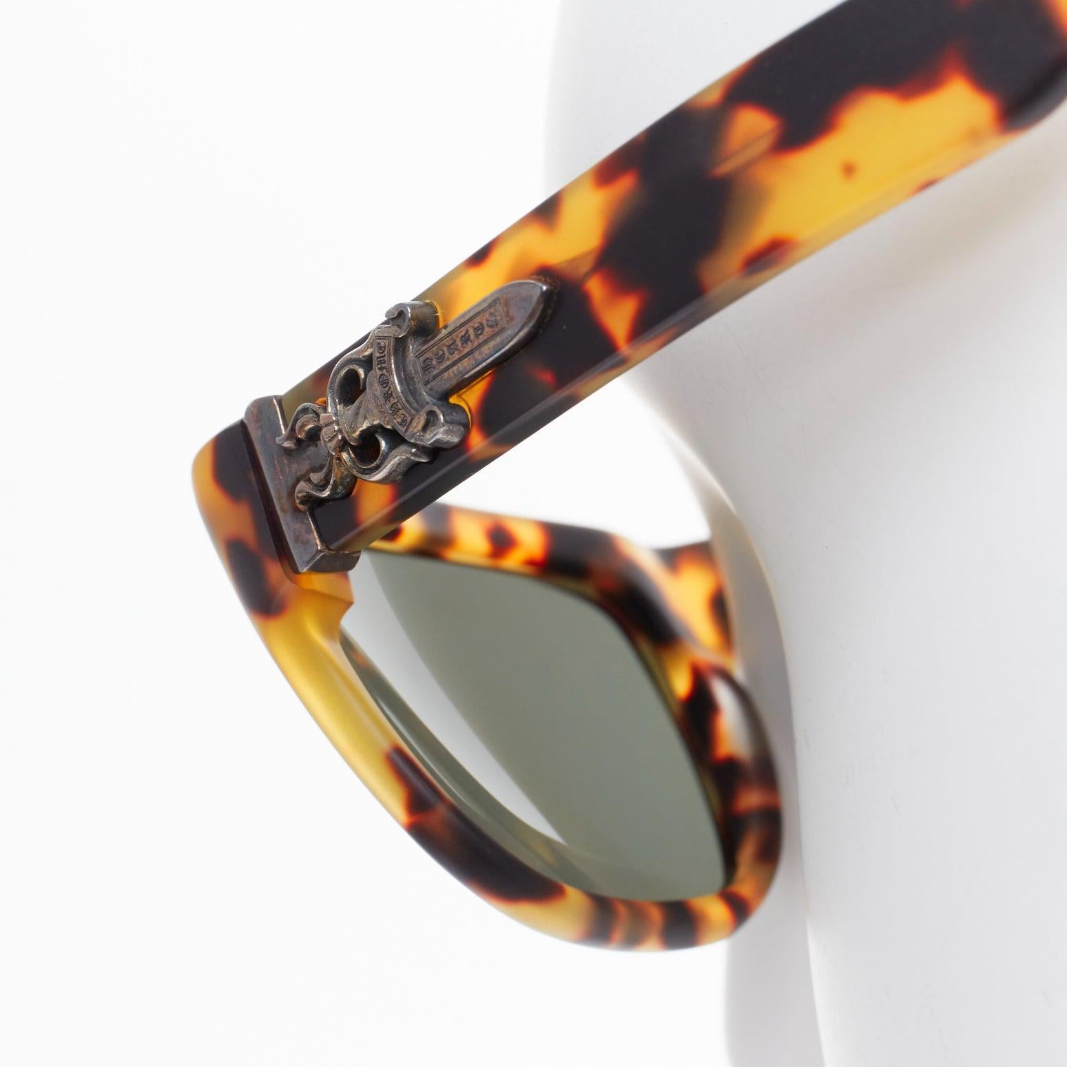 CHROME HEARTS Sluss Bussin silver dagger sword amber sunglasses
Reference: TGAS/E00291
Brand: Chrome Hearts
Model: Sluss Bussin
Material: Resin, Metal
Color: Brown, Silver
Pattern: Abstract
Extra Details: Dagger sword logo at sides. Star silver