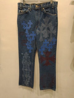 Denim spécial Chrome Hearts, confectionné à partir d'un tissu Levi's, orné de croix bleues et rouges