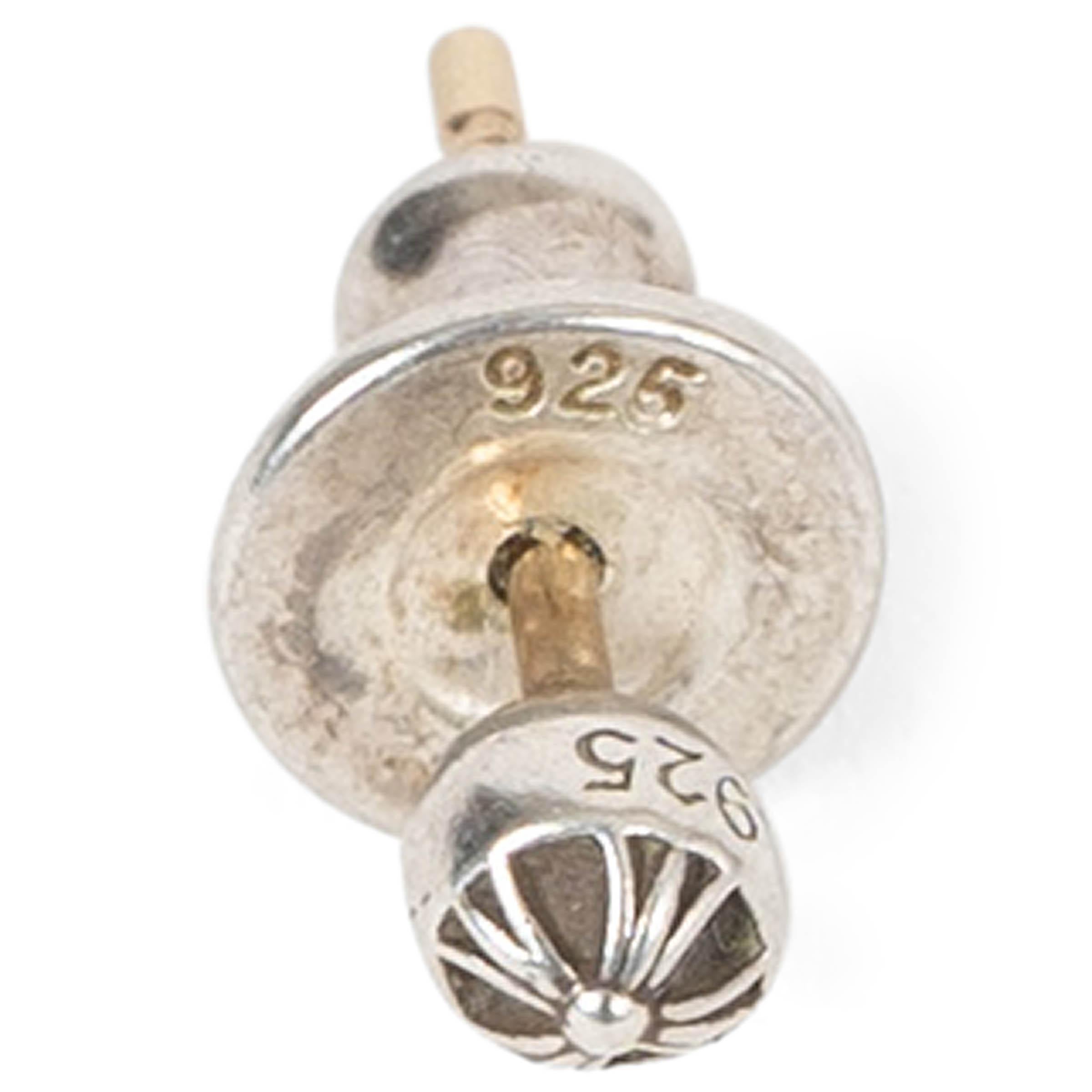 Questi mini orecchini a forma di croce Chrome Hearts, autentici al 100%, sono realizzati in argento sterling di alta qualità e mostrano l'estetica di ispirazione gotica del marchio. Caratterizzati da un piccolo motivo a croce in cima a un perno a