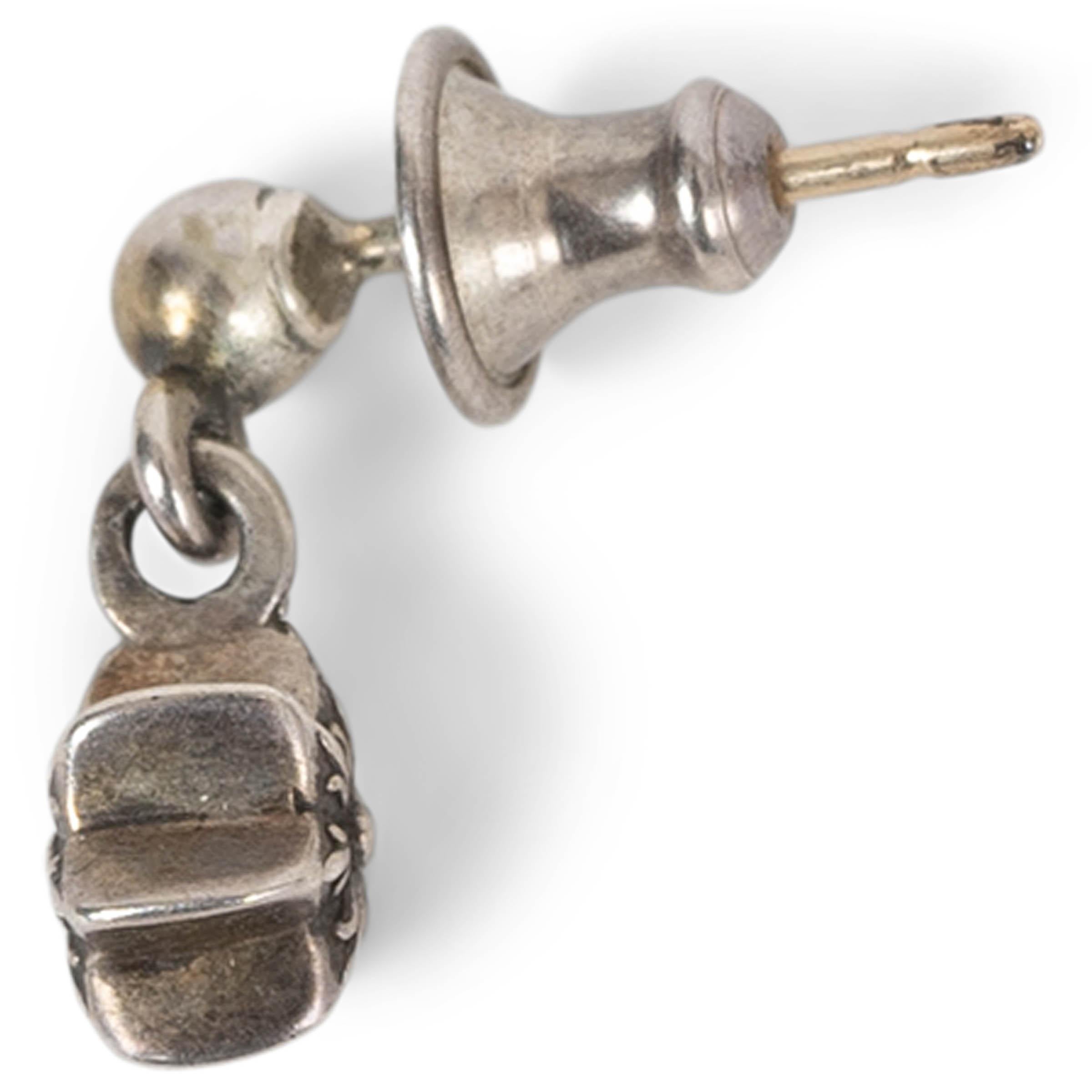 Queste borchie Chrome Hearts Tiny Star Dangle (vendute singolarmente), autentiche al 100%, sono meticolosamente realizzate in argento sterling di prima qualità, a dimostrazione dell'impegno del marchio verso una qualità eccezionale e un design
