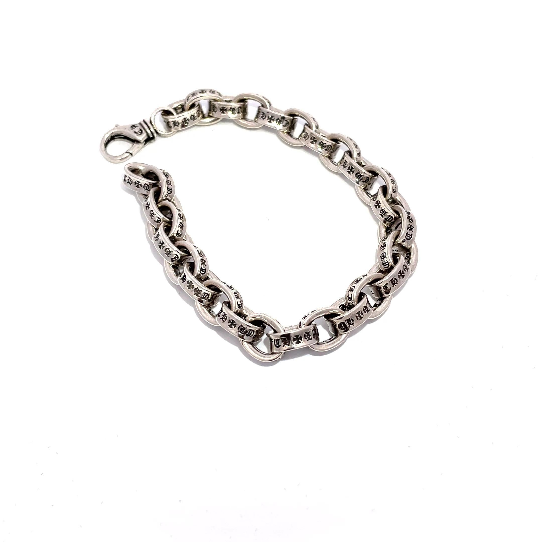 Eleva il tuo gioco di accessori con il nostro splendido bracciale a catena in argento Sterling 925, un mix perfetto di eleganza e stile punk. Con un peso di 27,5 grammi, questo braccialetto da 7 pollici è realizzato in argento sterling di alta