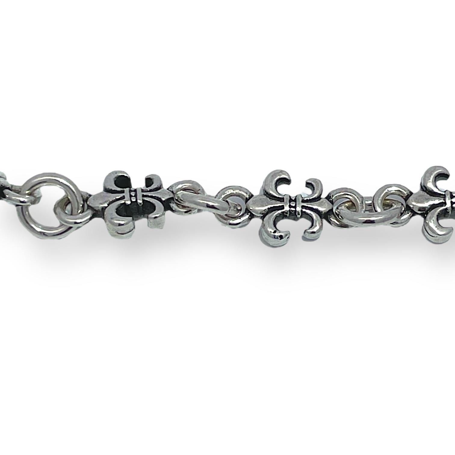 Eleganza nel gioco dei tuoi accessori con la squisita collana a catena Chrome Hearts Silver, un pezzo straordinario che fonde perfettamente eleganza e modernità. Realizzata in argento sterling 925 di alta qualità, questa collana ha un peso di 27