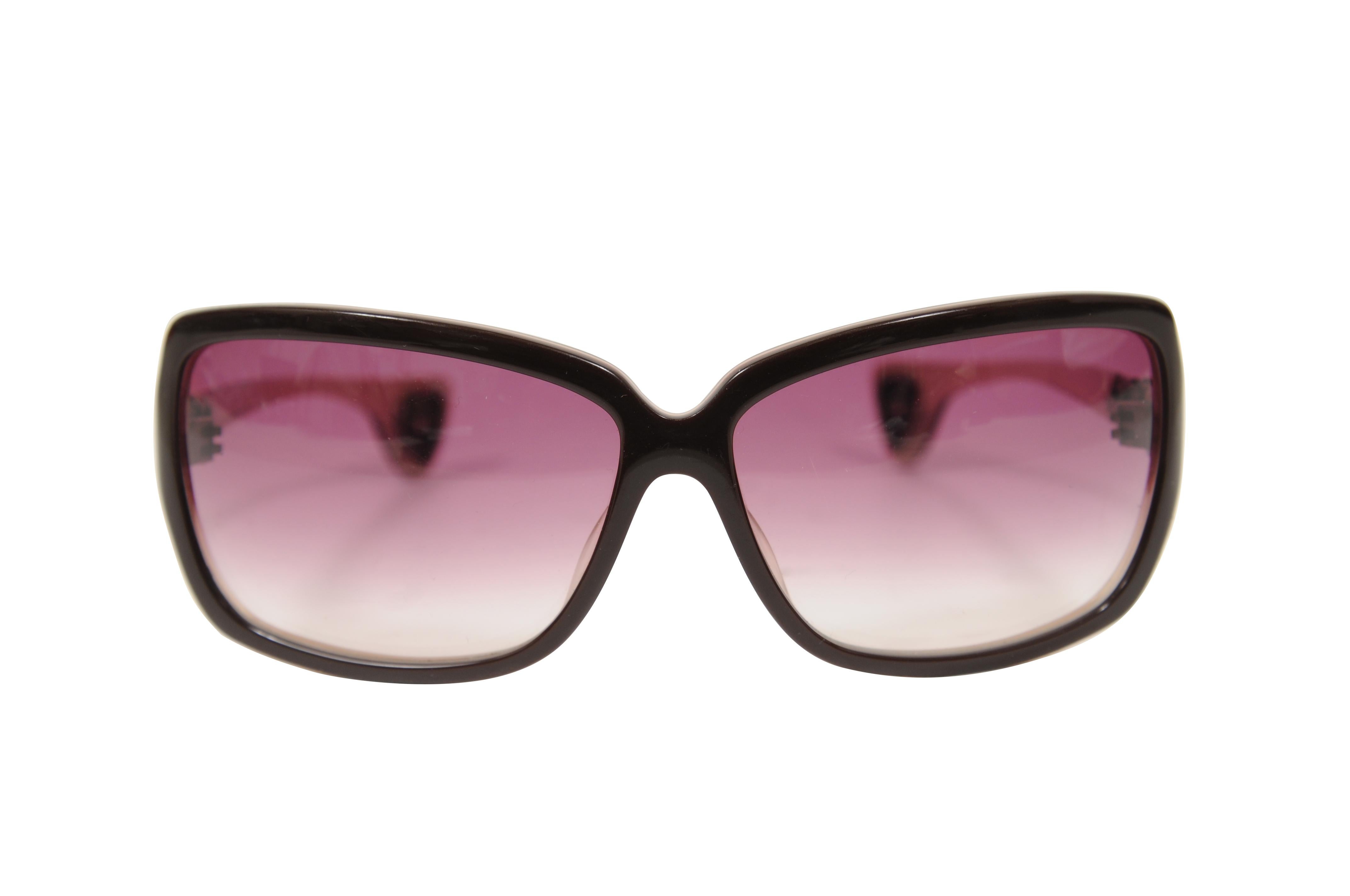 -Vintage Gradiant Gläser



- Kreuzmotive aus 925er Silber



- Modell für warmes Mittagessen



- NO BOX 



Bedingung: 



Die Gläser sind in insgesamt anständigen Zustand mit keine größeren Mängel 



Abmessungen: ( Ungefähr in Zoll ) 

5,75 von