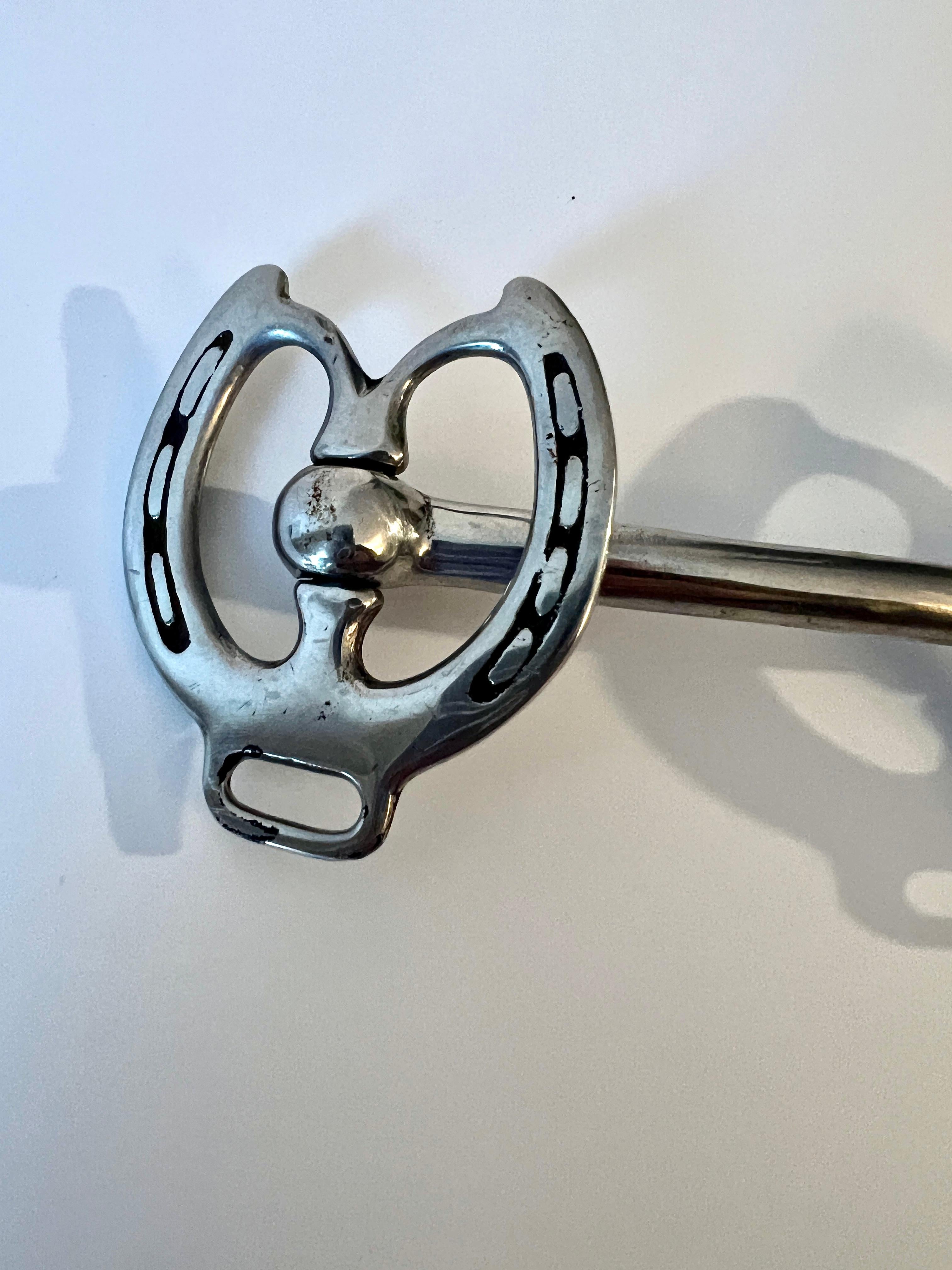 20ième siècle Poids à papier ou pièce décorative en chrome en forme de mors de cheval dans le style d'Hermès en vente