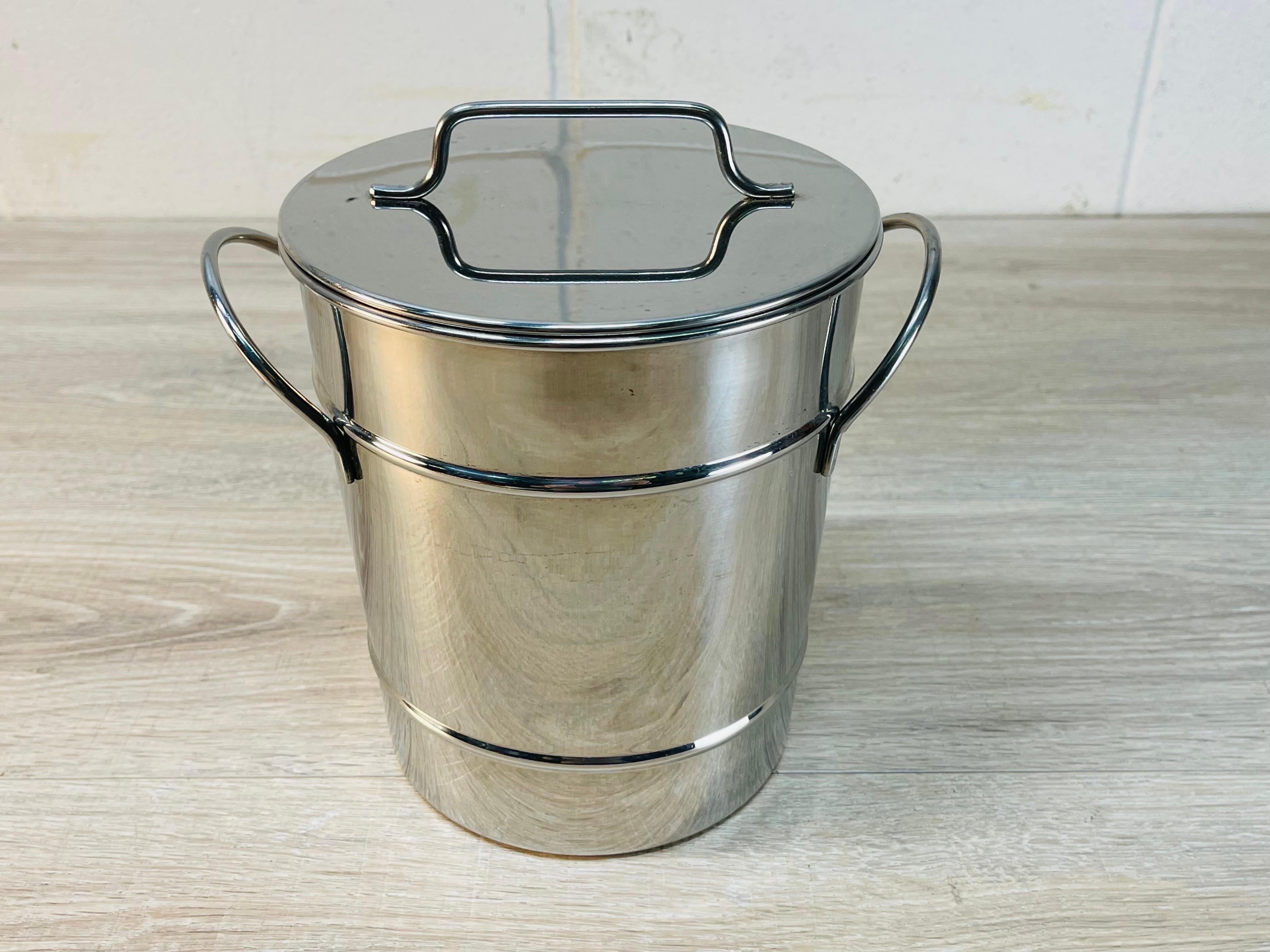 Chrome Ice Bucket W/ Scoop In Good Condition For Sale In Amherst, NH
