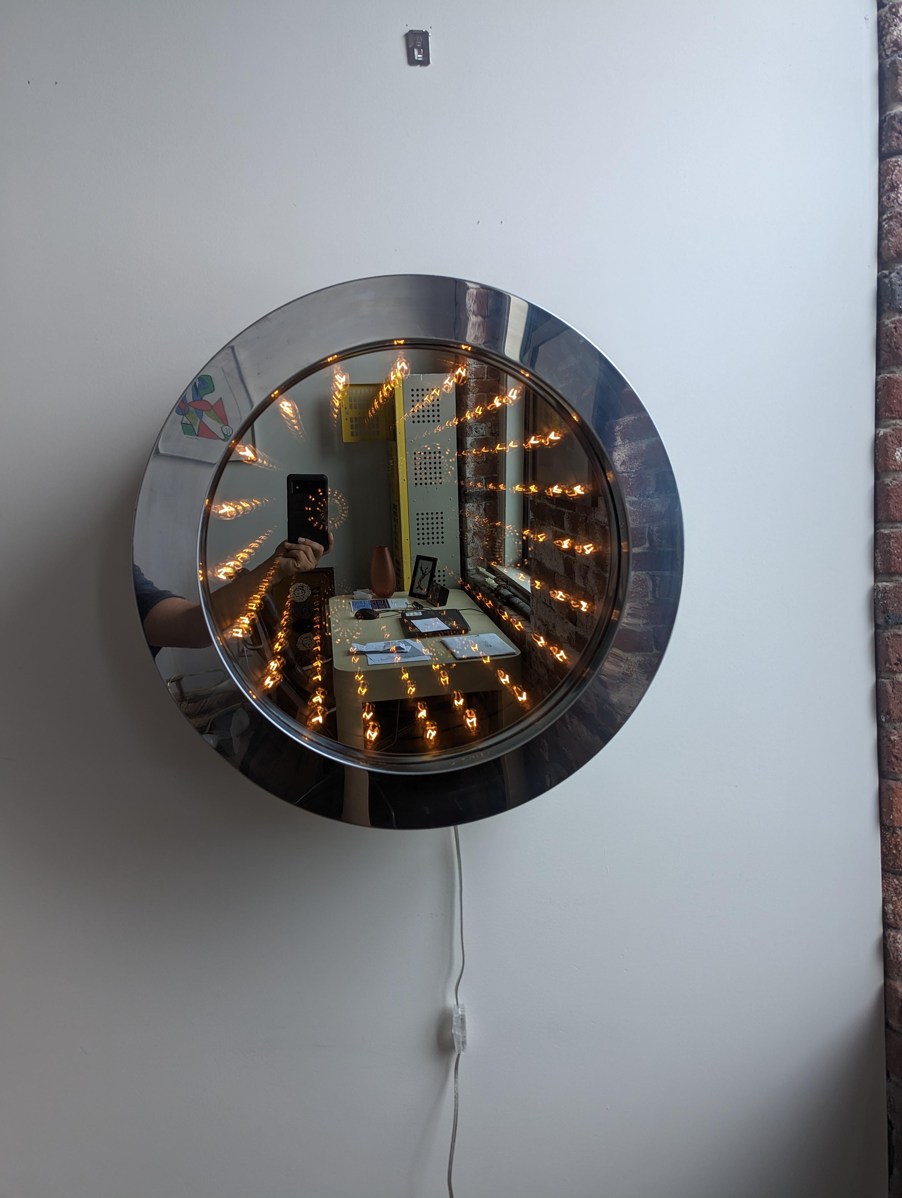 Rare miroir à l'infini de Curtis Jere. Le design est composé d'un cadre chromé profond qui abrite un miroir à double vitrage avec une série de lumières. Les reflets donnent l'illusion de l'infini. Robuste et lourd. Signé. Câblé avec un interrupteur
