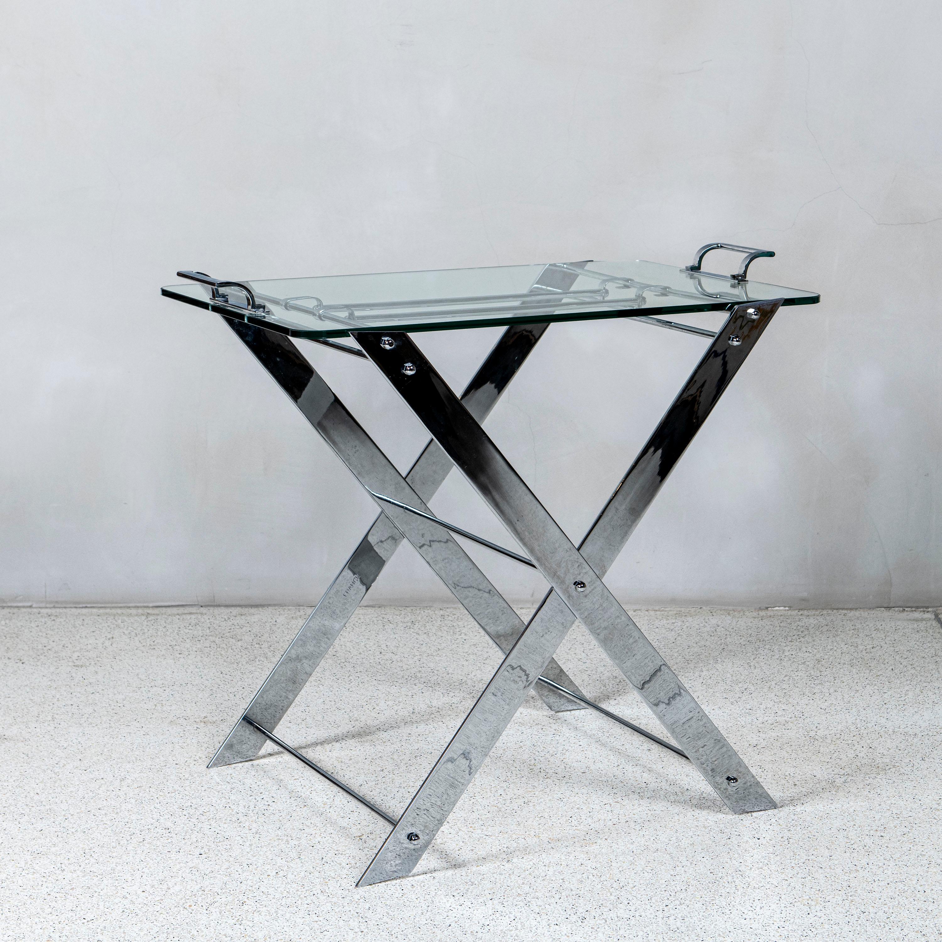 Verchromtes Eisen und Glas Serviertablett-Tisch. Frankreich, Mitte des 20. Jahrhunderts. (Moderne der Mitte des Jahrhunderts) im Angebot