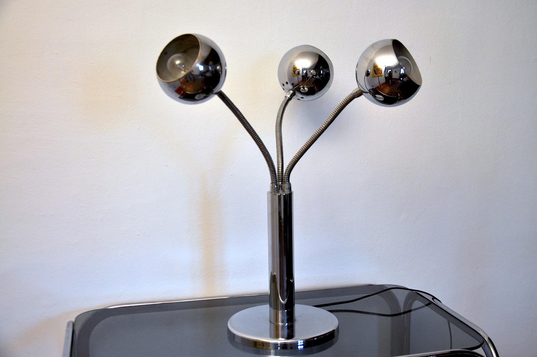 Lámpara cromada atribuida a Goffredo Reggiani, Italia, 1970. Estos brazos pueden articularse, lo que da un lado lúdico a este objeto y aportará un verdadero toque de diseño a tu interior. Lámpara en buen estado, algunas marcas de la intemperie en el