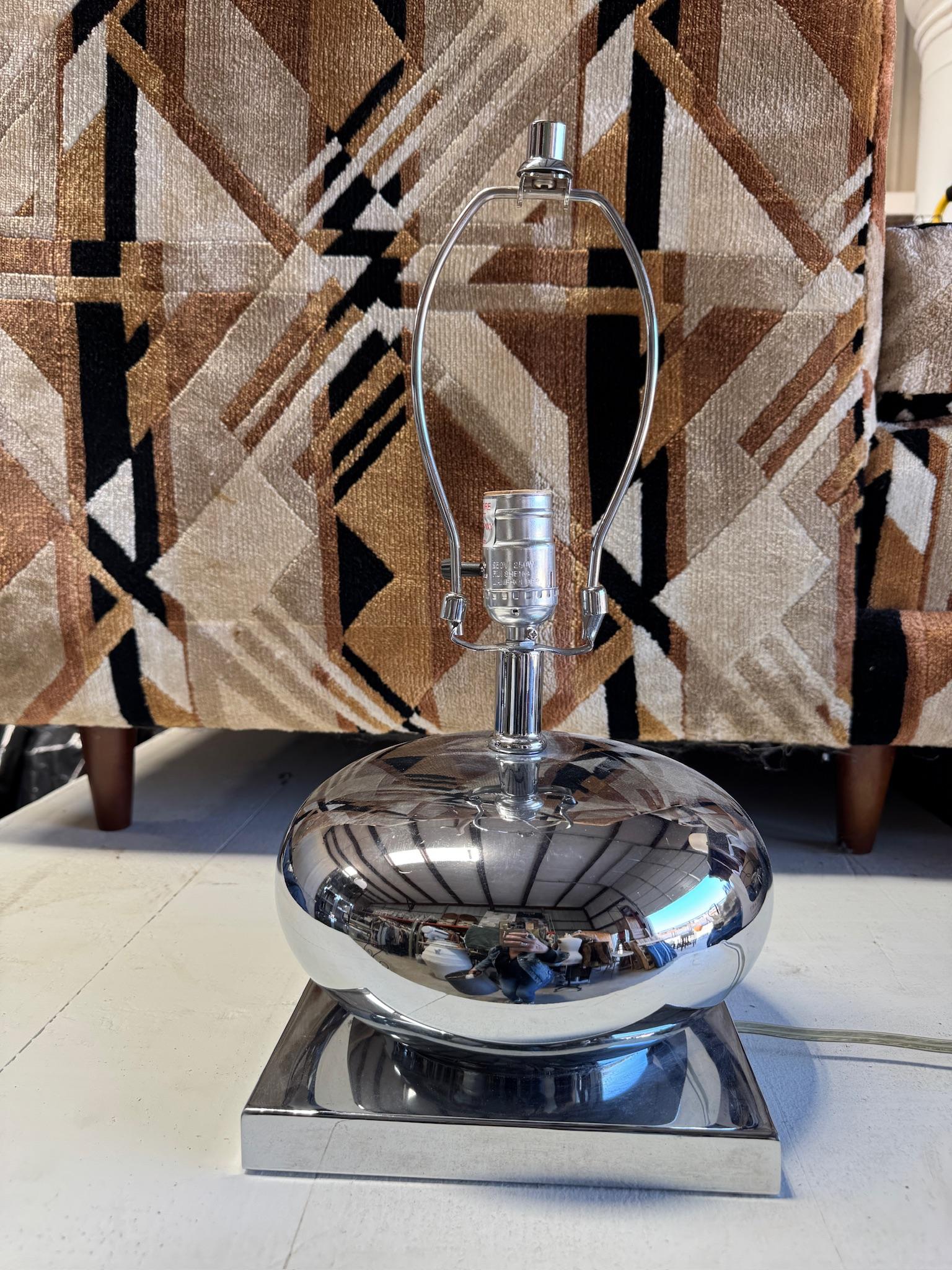 Lampes chrome avec abat-jour en vente 3